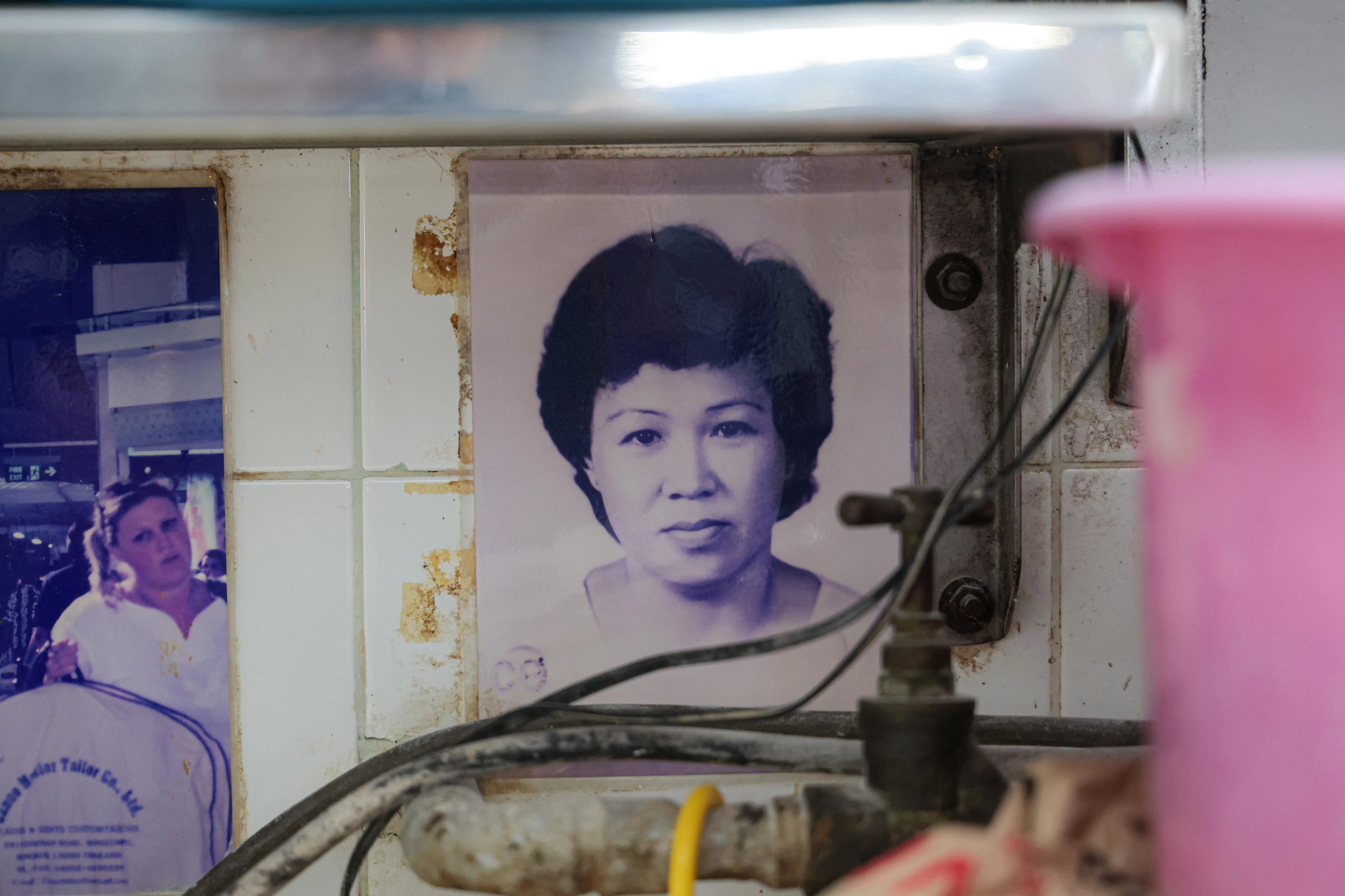 1993年，43岁的陈梅玉病逝，丈夫姚誉筹以“潮州自制包点”重新出发，信守承诺抚养三个孩子长大。32年来，妻子的照片仍贴在摊位墙上。（李冠卫摄）