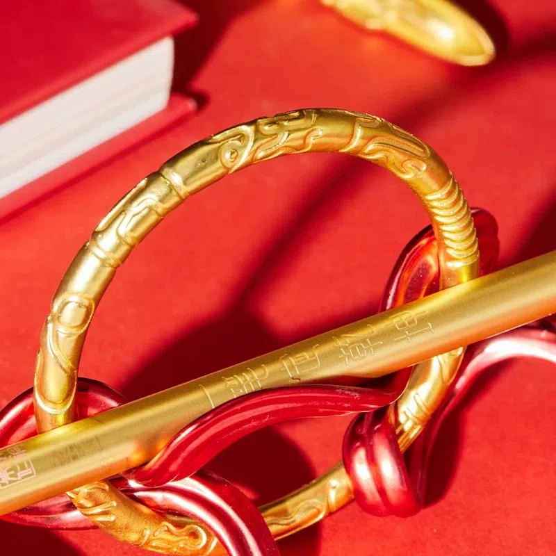 黄铜制成的“火尖枪”笔，刻上“一笔定乾坤”。（取自淘宝网）