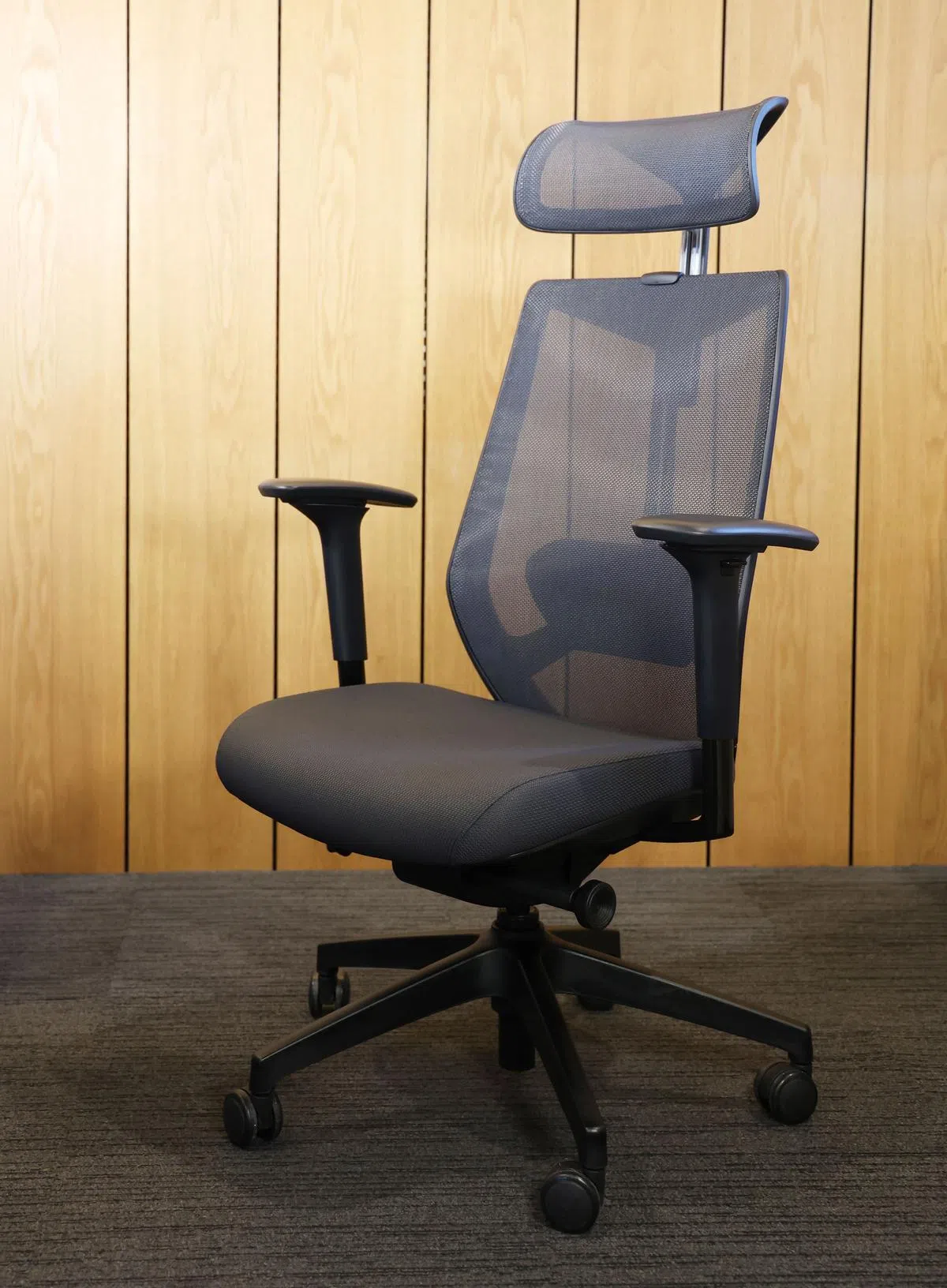 人体工学椅的多种可调节设置，可让使用者根据身形做出相应调节，（陈斌勤）