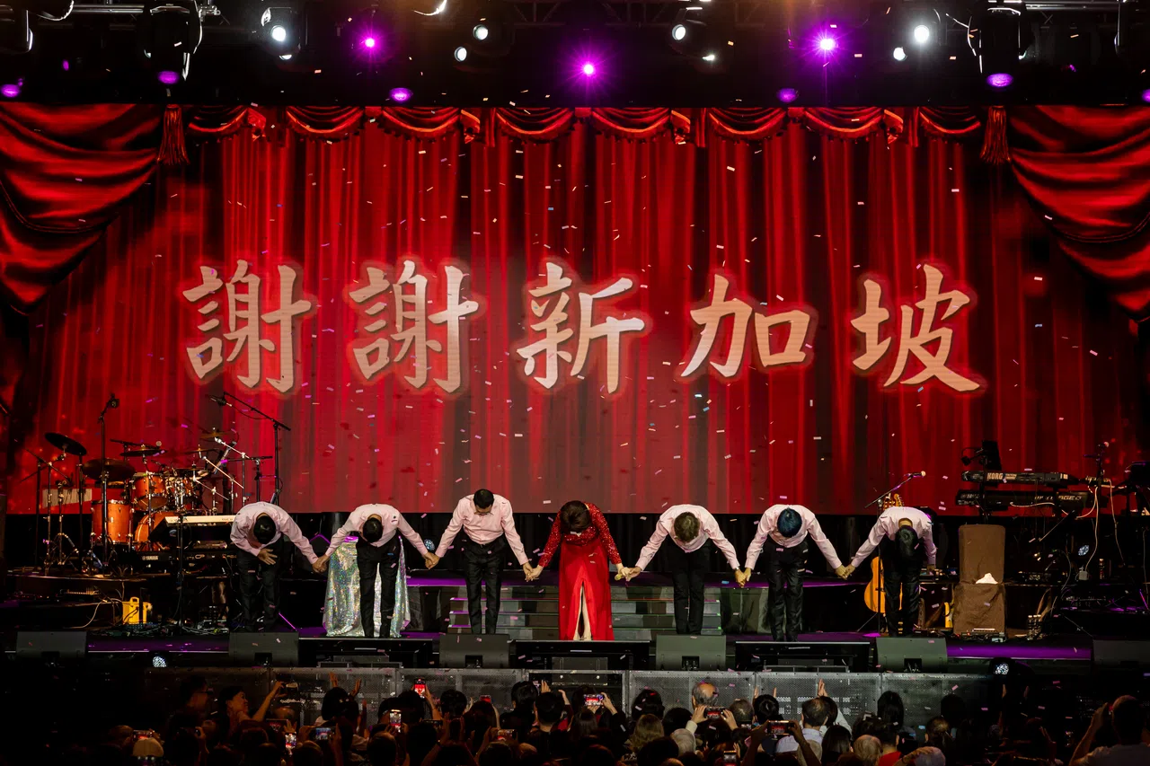 蔡琴和乐手们鞠躬感谢观众。（Live Nation提供）