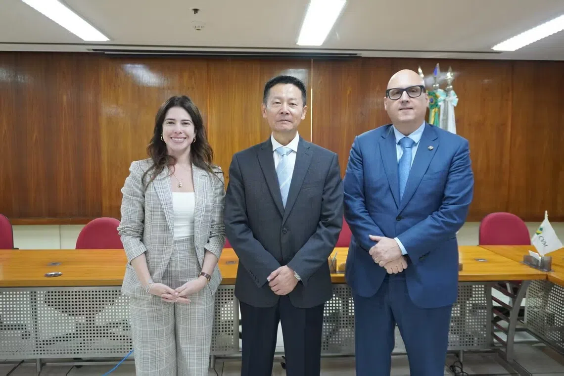 中国证监会星期四（11月13日）在官网发布消息称，吴清当地时间星期一（10日）至星期四（13日）访问法国巴黎和巴西里约热内卢，并与法国金融市场监管局主席巴贝特-拉亚尼和巴西证监会代理主席卢博、委员科波拉分别举行双边会谈。图为吴清与卢博以及科波拉的合照。（中国证监会官网）