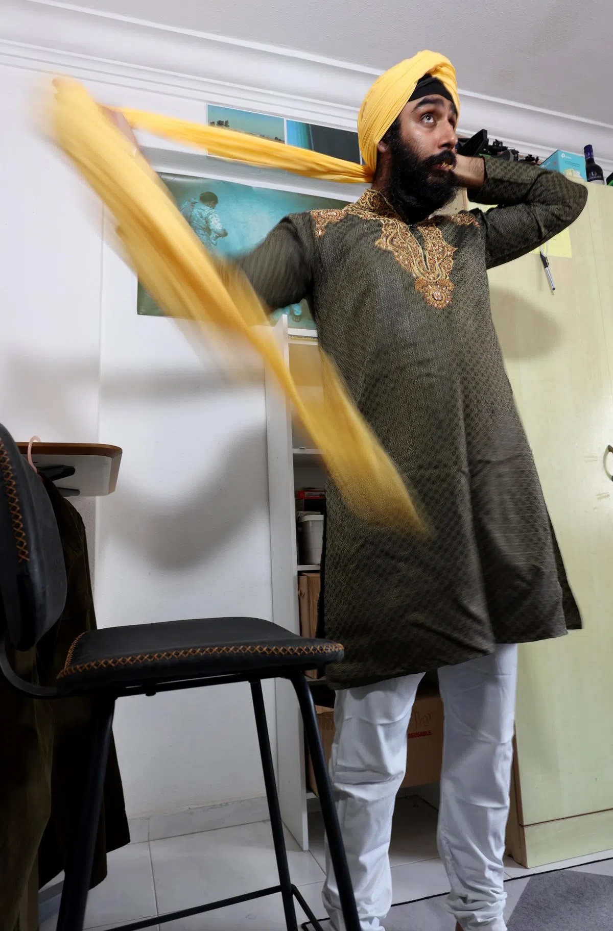 格文会视场合搭配传统服装和缠头巾。（梁麒麟摄）