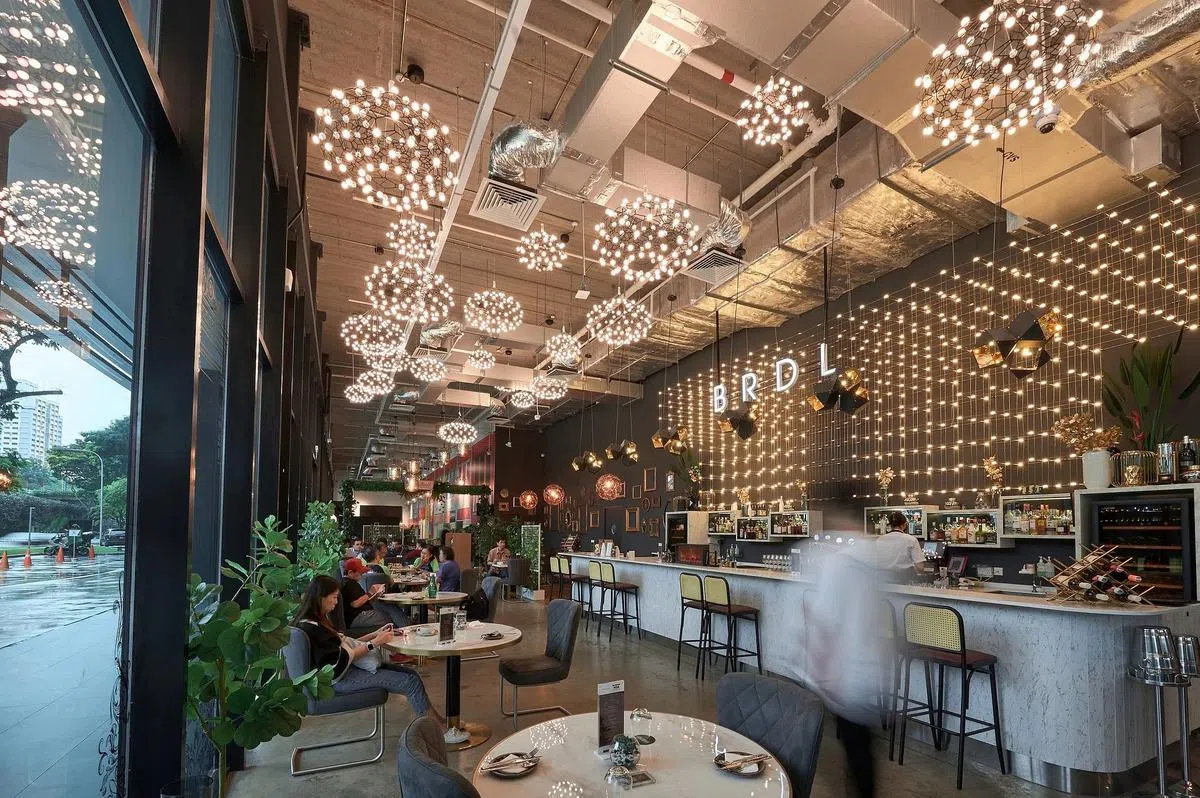 The Refectory的酒吧兼餐馆BRDL，主打本地风味现代餐饮及特调鸡尾酒。（餐馆提供）
