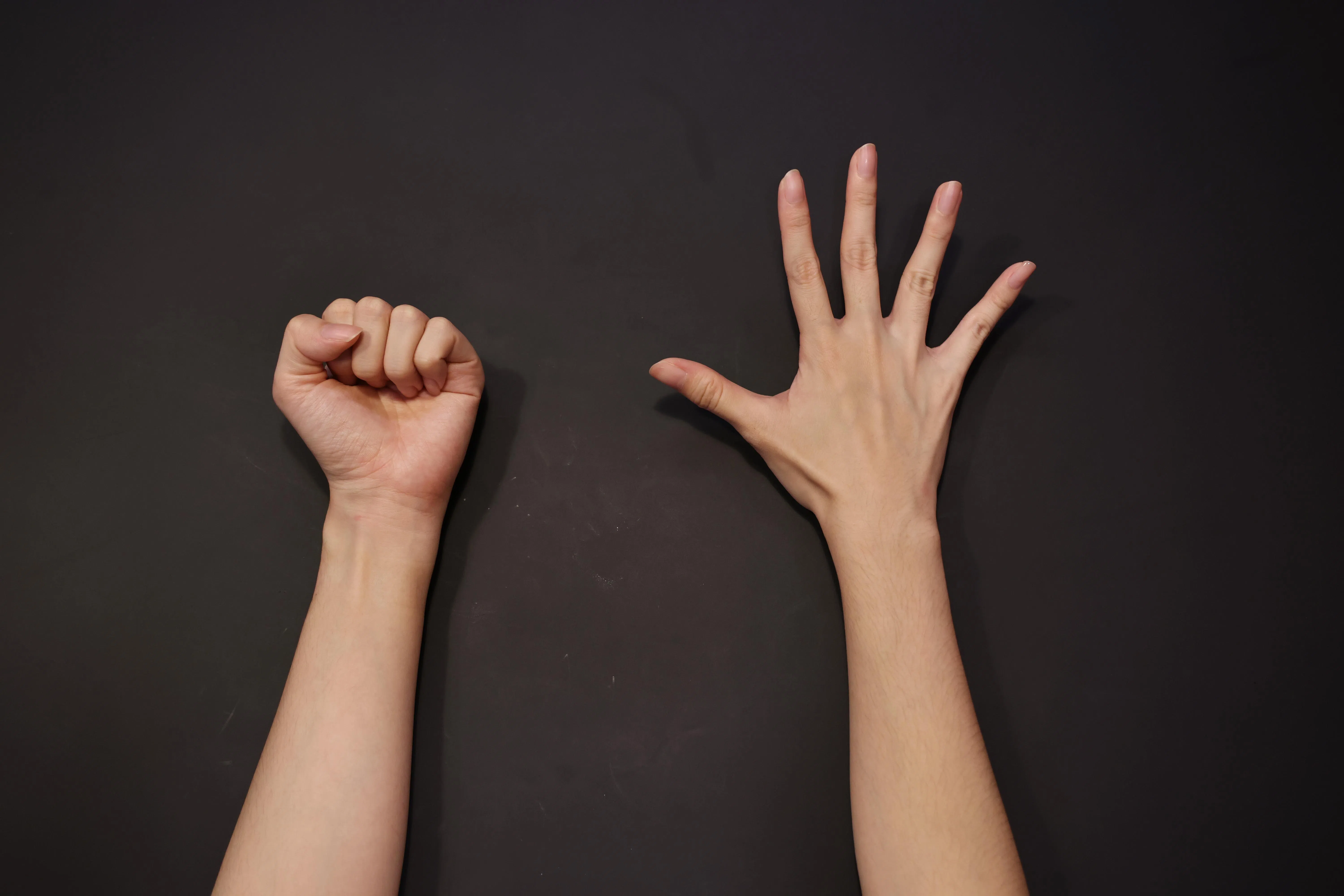 手指伸展与握拳随时随地都能练习，一手握拳，另一只手摊开手指，交替着做即可。（陈渊庄摄）