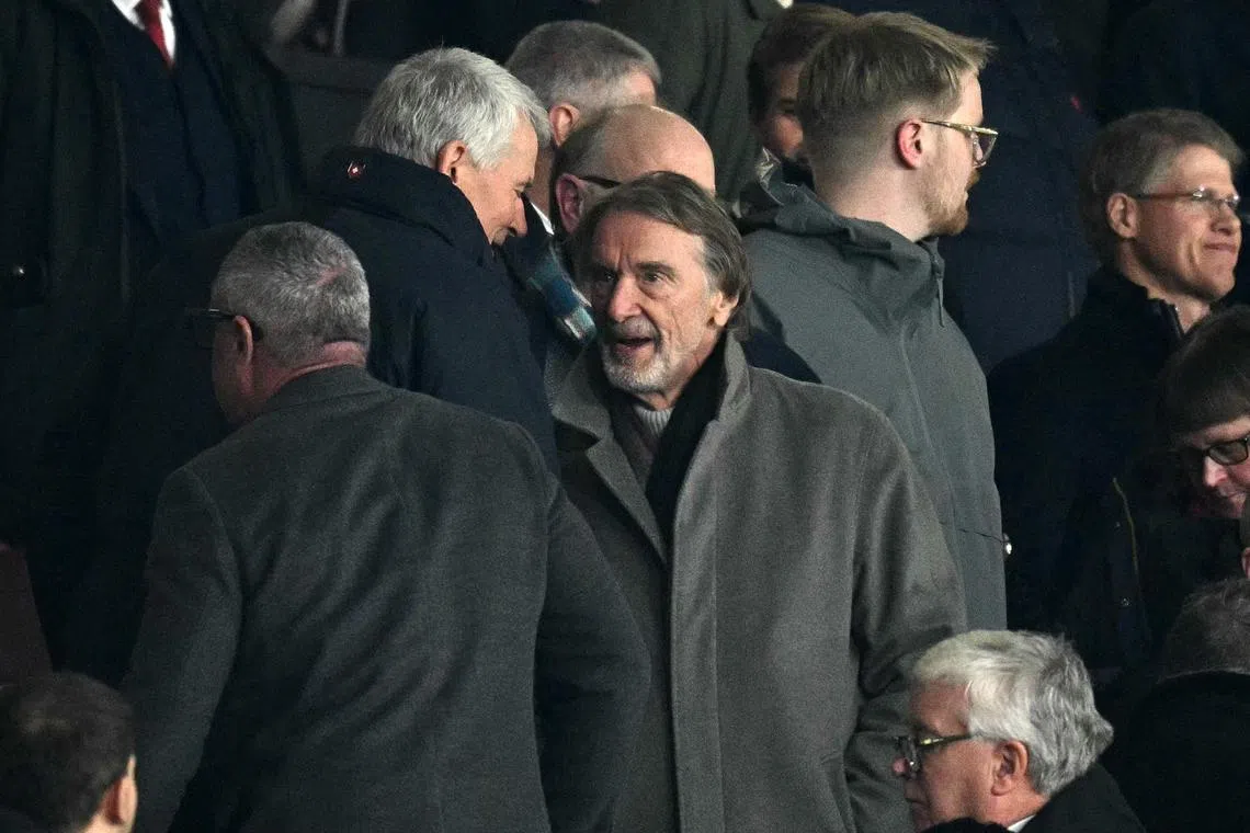 拉特克利夫（中）加入曼联后，进行了多项削减成本的措施，包括将在本赛季结束后终止让功勋主帅弗格森任职了12年的球队大使的职务，引发争议。（法新社）