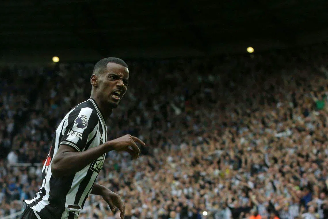 喜鹊前锋伊萨克首轮比赛梅开二度，状态不逊上赛季。（法新社）