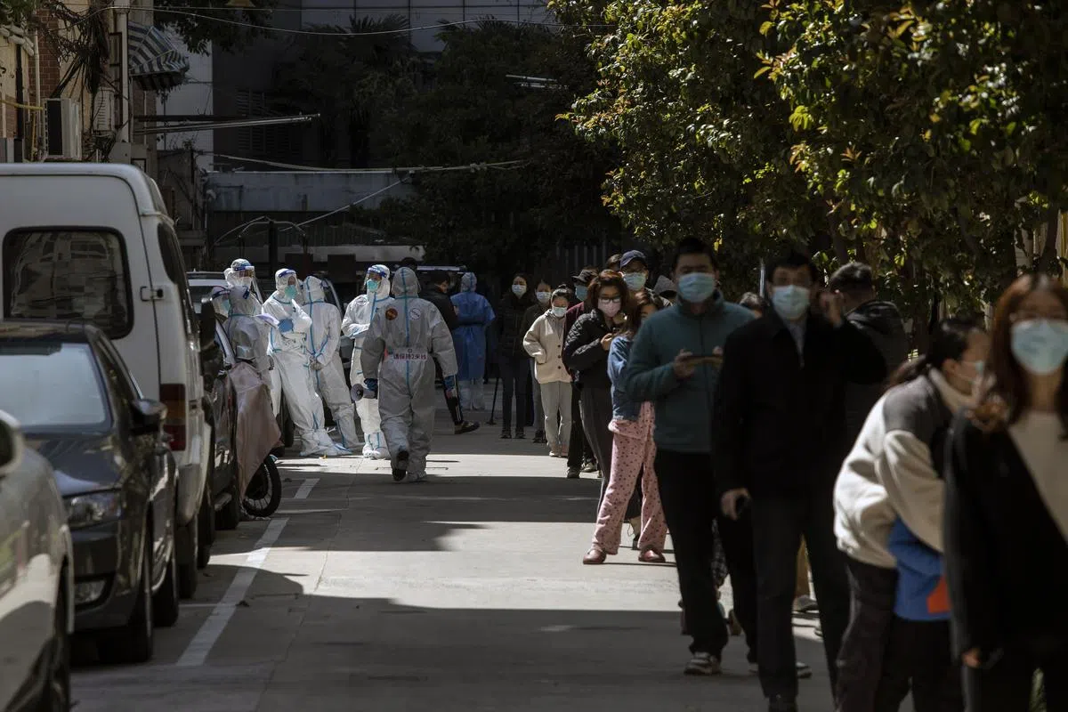 上海一个冠病监测站今天出现等着接受检测的人龙。（彭博社）