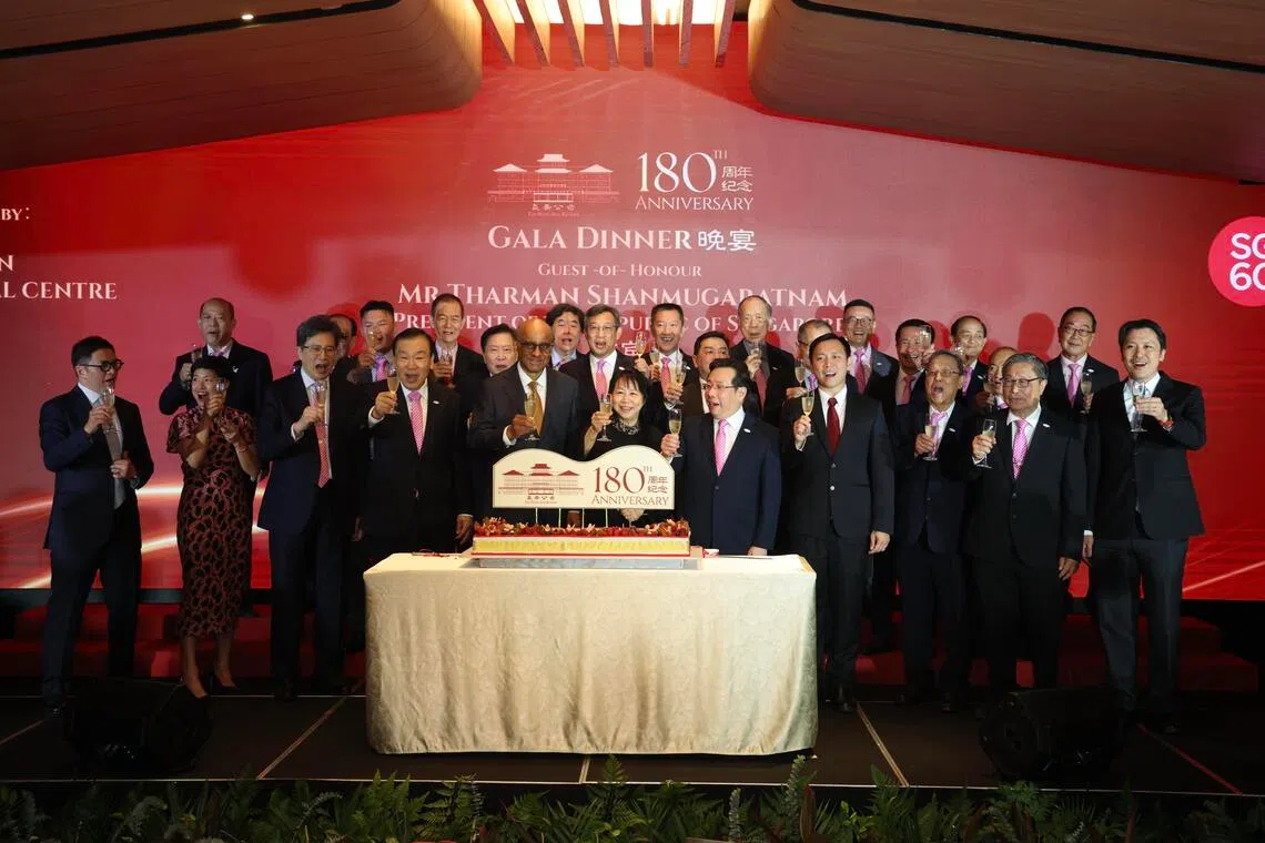 为庆祝义安公司成立180周年，尚达曼总统（前排左五）和夫人珍一藤木（左六），与义安公司总理谢楚明（左四）和文化小组委员会主任张伟伟（左七），以及各贵宾一起切蛋糕、举杯祝愿国家和公司的未来更美好。（郑一鸣摄）