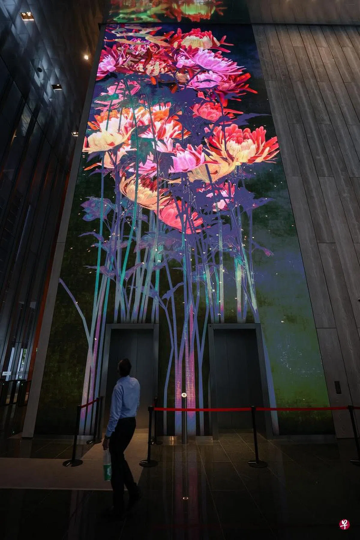 通往“城中绿洲”的专用电梯间是日本数码艺术组合Teamlab 18米高的数码互动艺术墙。