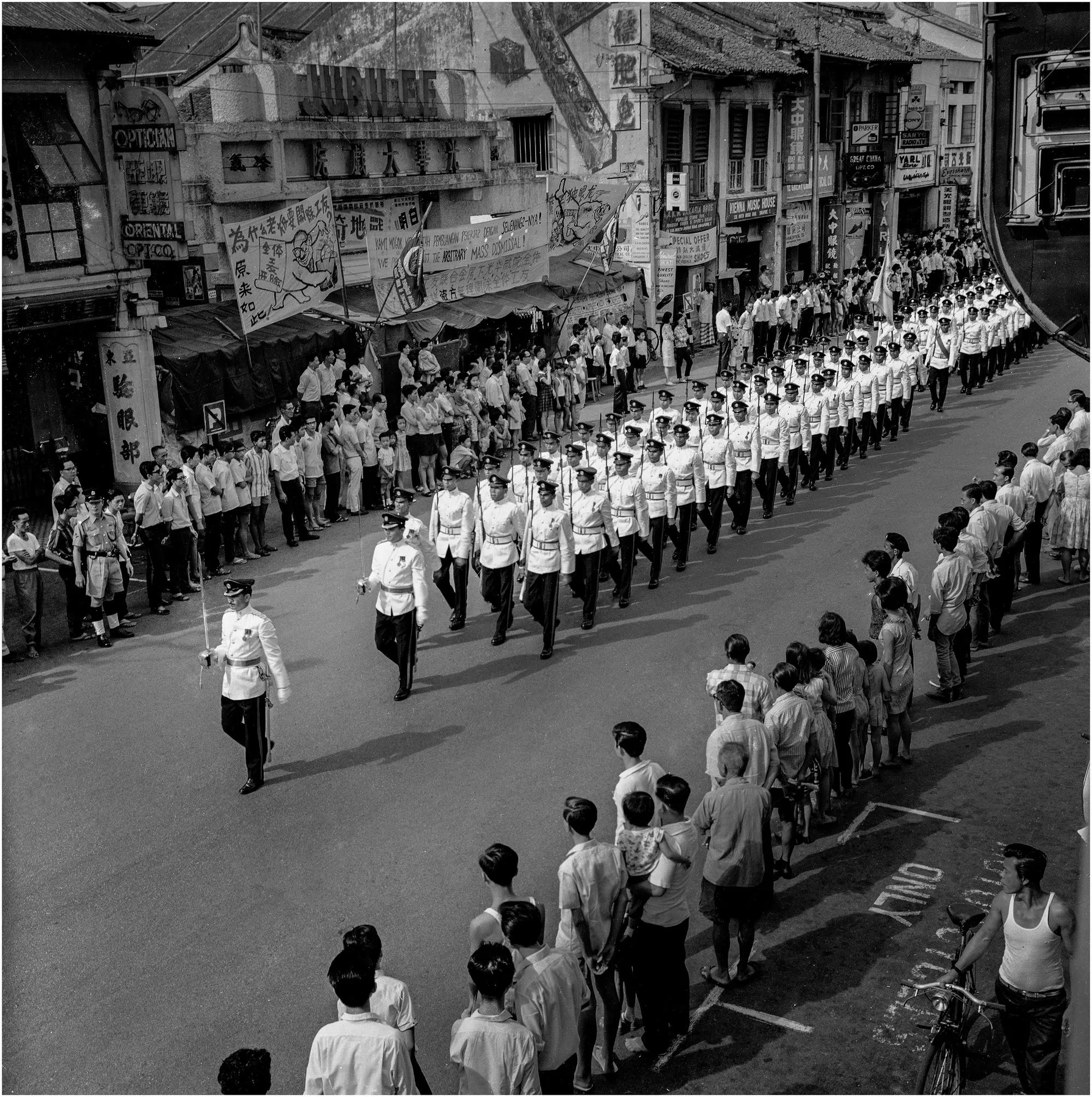 符诗云1965年拍下国庆典礼检阅仪式游行到桥北路。（主办方提供）