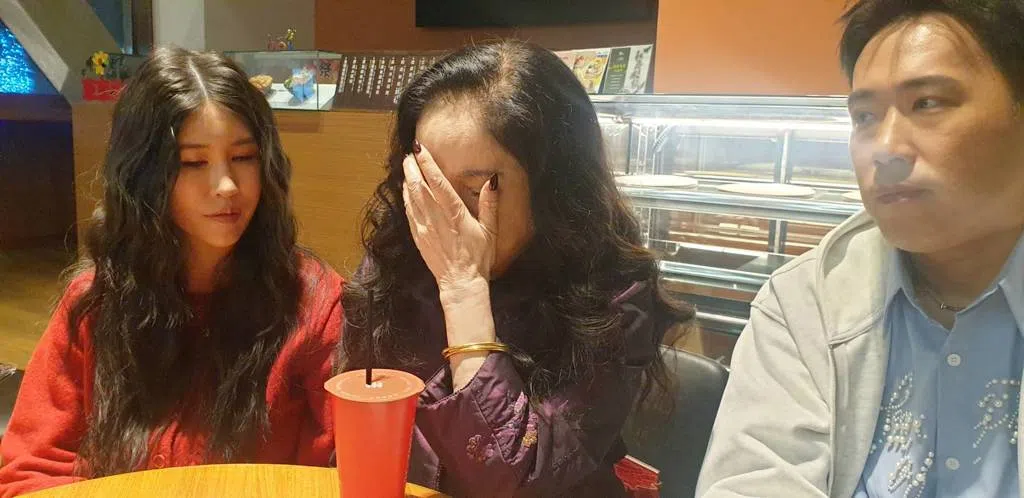 李亚萍（中）聊到外孙女忍不住悲伤情绪。（互联网）