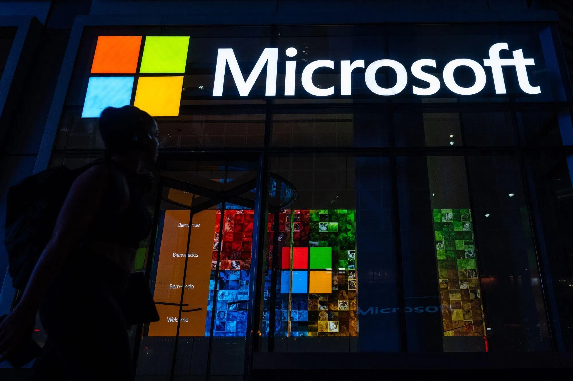 在截至今年6月底的第四财季里，微软庆祝成立50周年，也推出了一项用在将编程任务分配给Copilot助手的GitHub功能。（彭博社）