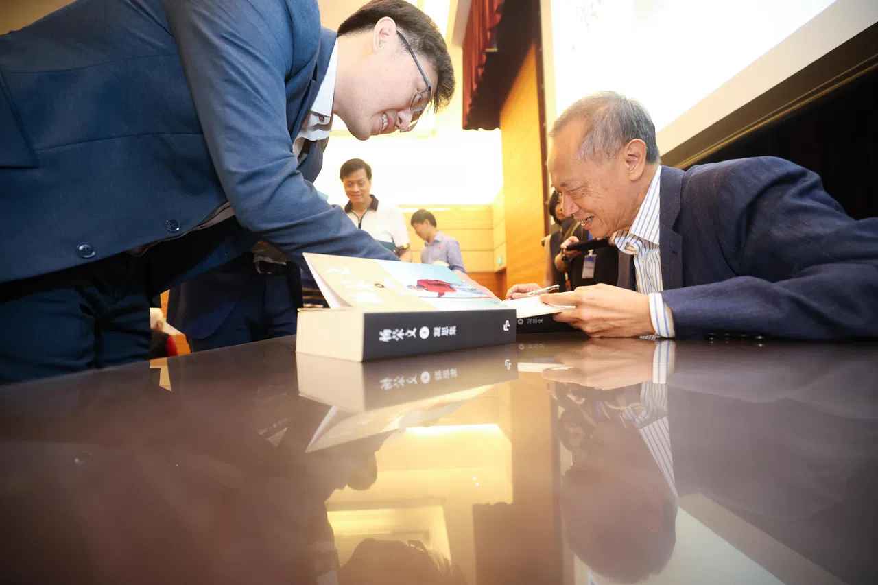 杨荣文（右）星期三（4月2日）下午在《杨荣文：凝思集》第三辑华文版首发会后举行签书会。（关俊威摄）