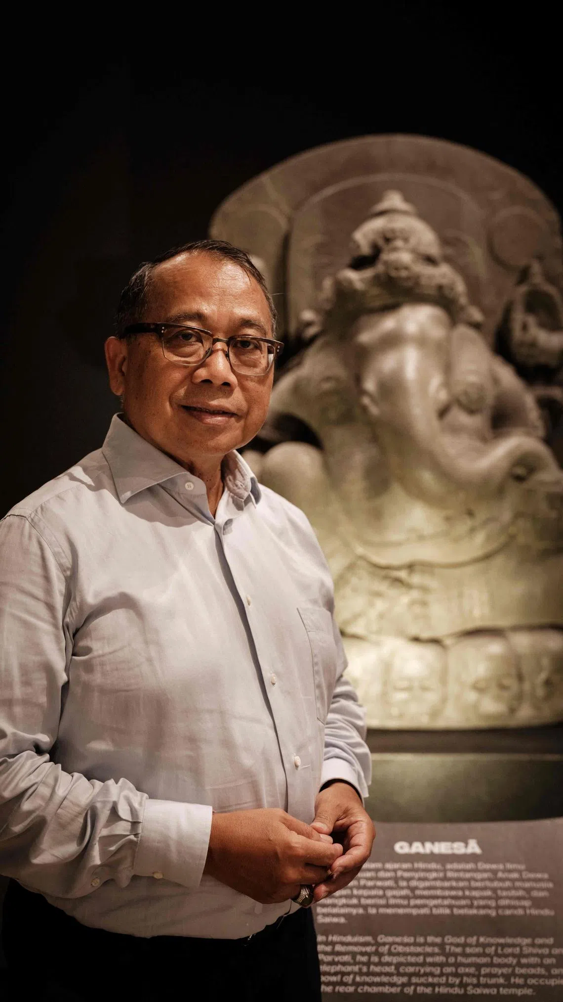 印尼驻荷兰文物归还小组负责人古斯蒂说，印尼与荷兰2017年达成文化合作协议，加上两国的牢固外交关系，让这一系列文物得以回归印尼。他背后的是印度教象神伽尼什的火山岩雕像，目前在印尼国家博物馆展出。（法新社）