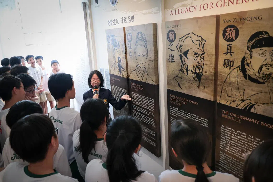 学生领袖向参观颜氏文化馆的学生介绍颜氏历代名人。（张俊杰摄）
