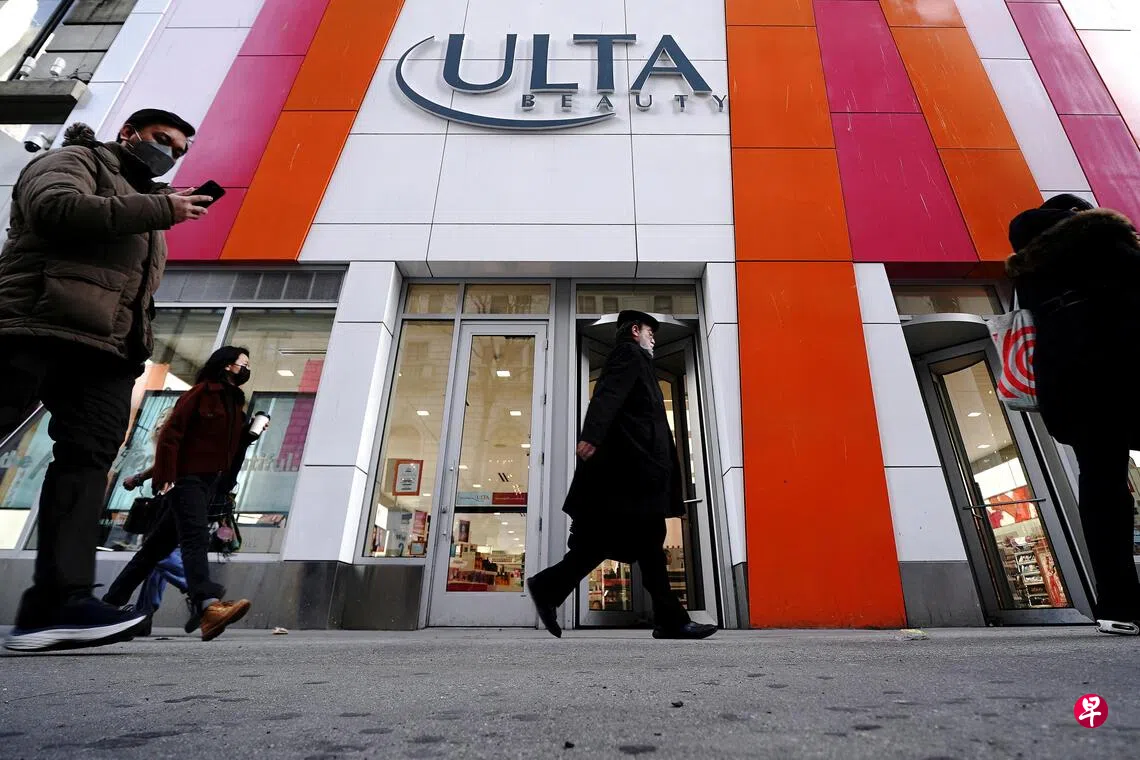Ulta美妆主营彩妆、香氛、护肤、护发、健康护理产品及沙龙服务，在美国有超过1500家门店。图为2022年3月8日，行人走过美国纽约曼哈顿区的一家Ulta门店。 （路透社）