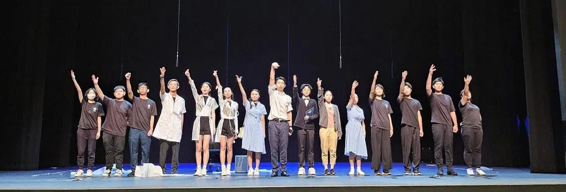 中文学会各个剧组秉持着团队精神共同合作，合力克服挑战，最终在“新加坡青年节”戏剧比赛荣获了优异奖。（安德逊实龙岗初院提供）