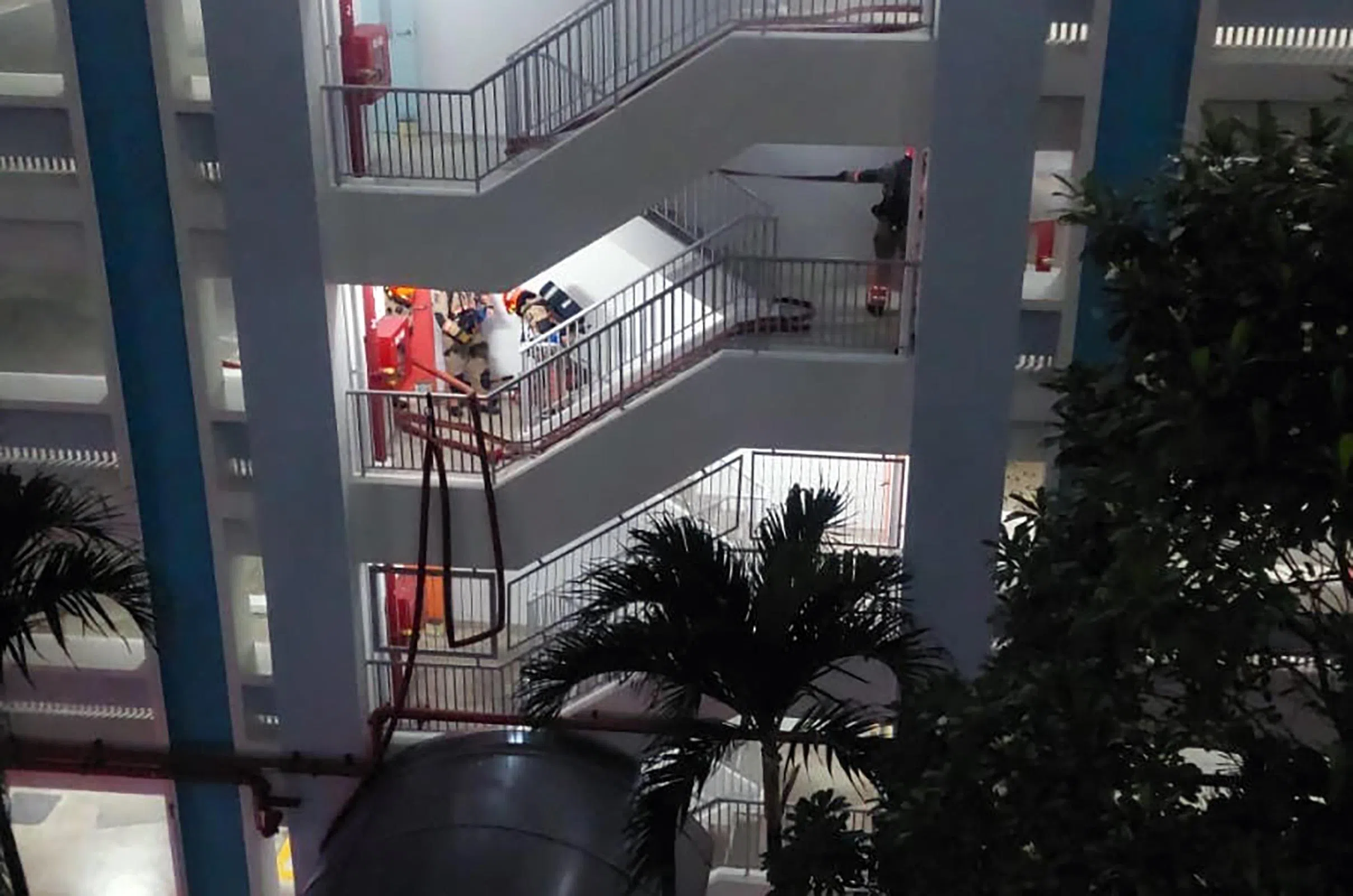 民防人员拉消防水管到三楼扑灭火势。（读者提供）