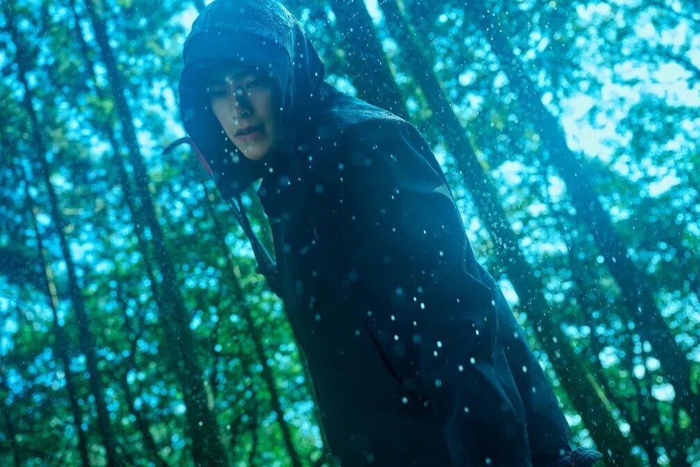 李壬曜（曾敬骅饰）黑化成“暴雨杀人魔”，残暴地连环杀害同学。（互联网）