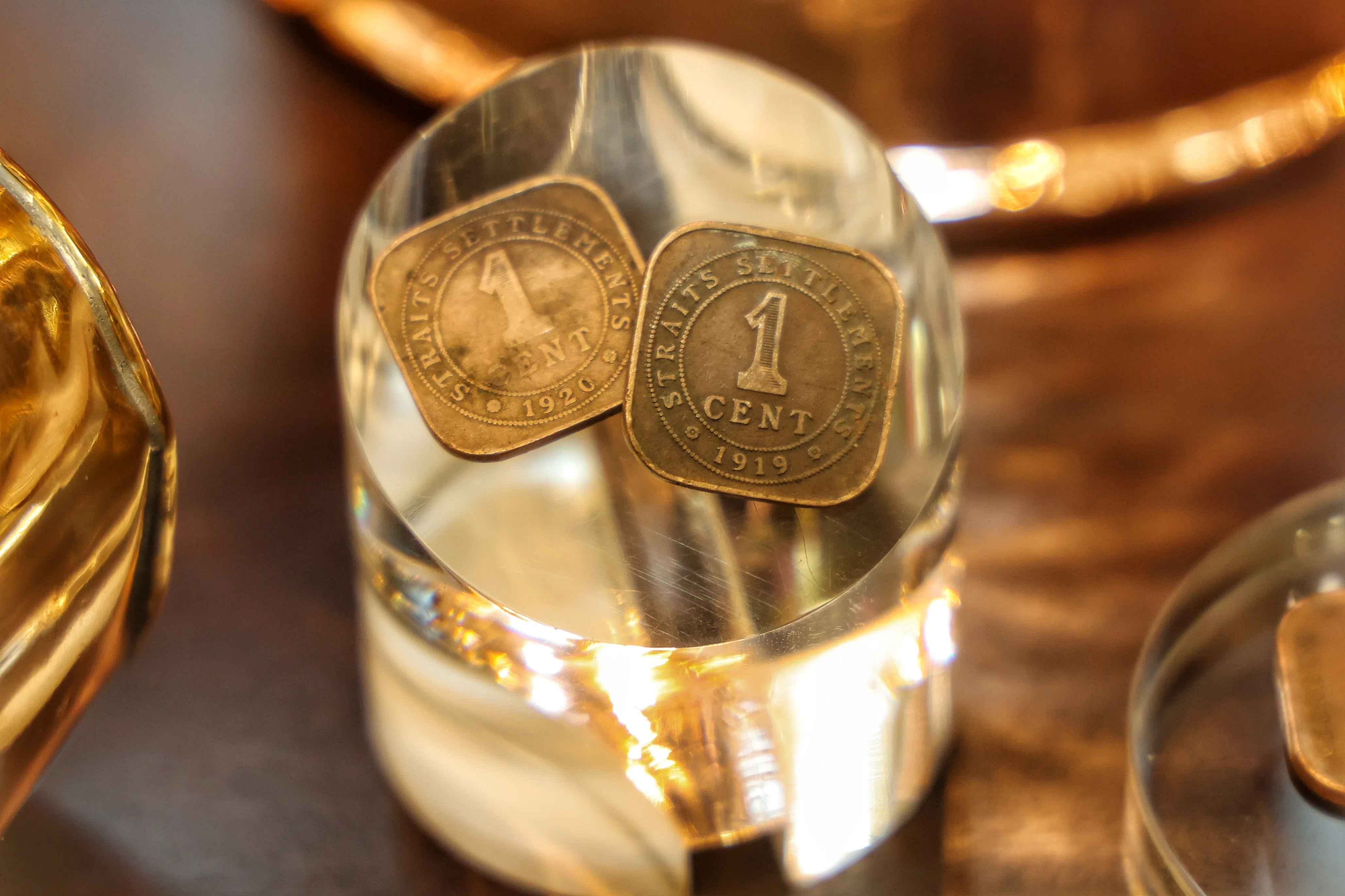 旧时咖啡店会放两枚硬币在烧水炉里，水滚发出声响就赶紧熄火。这是老一辈人的智慧。（郑一鸣摄）