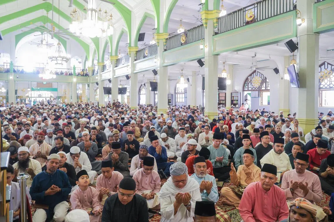 约8000名回教徒参与苏丹回教堂的第一场开斋节祈祷仪式。（吴先邦摄）