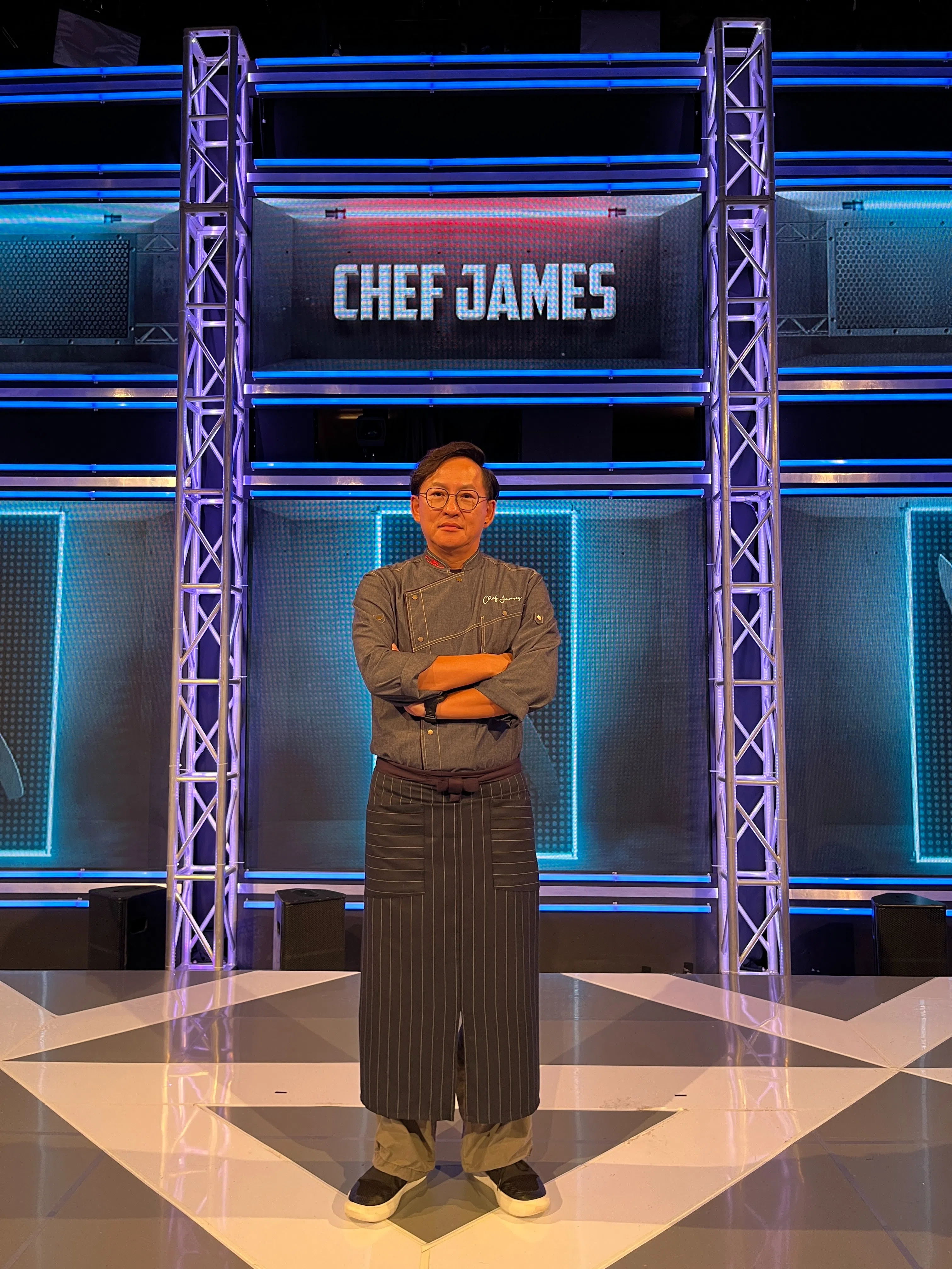 詹姆士缺席两季《三把刀》后，在第四季回归节目。（新传媒提供）