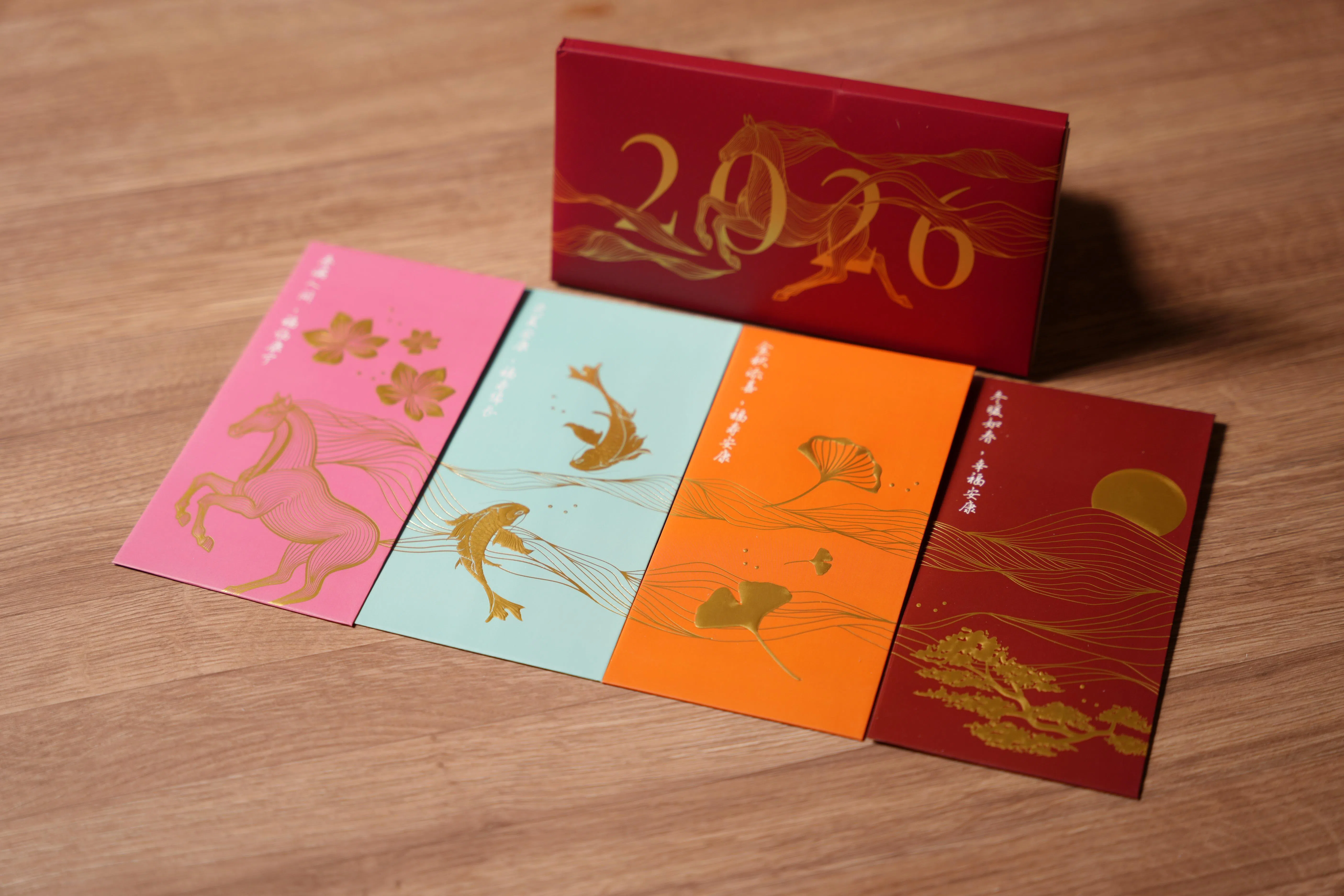 雅诗阁红包由马儿、鲤鱼、银杏和山川连成一幅画。（谢智扬摄）