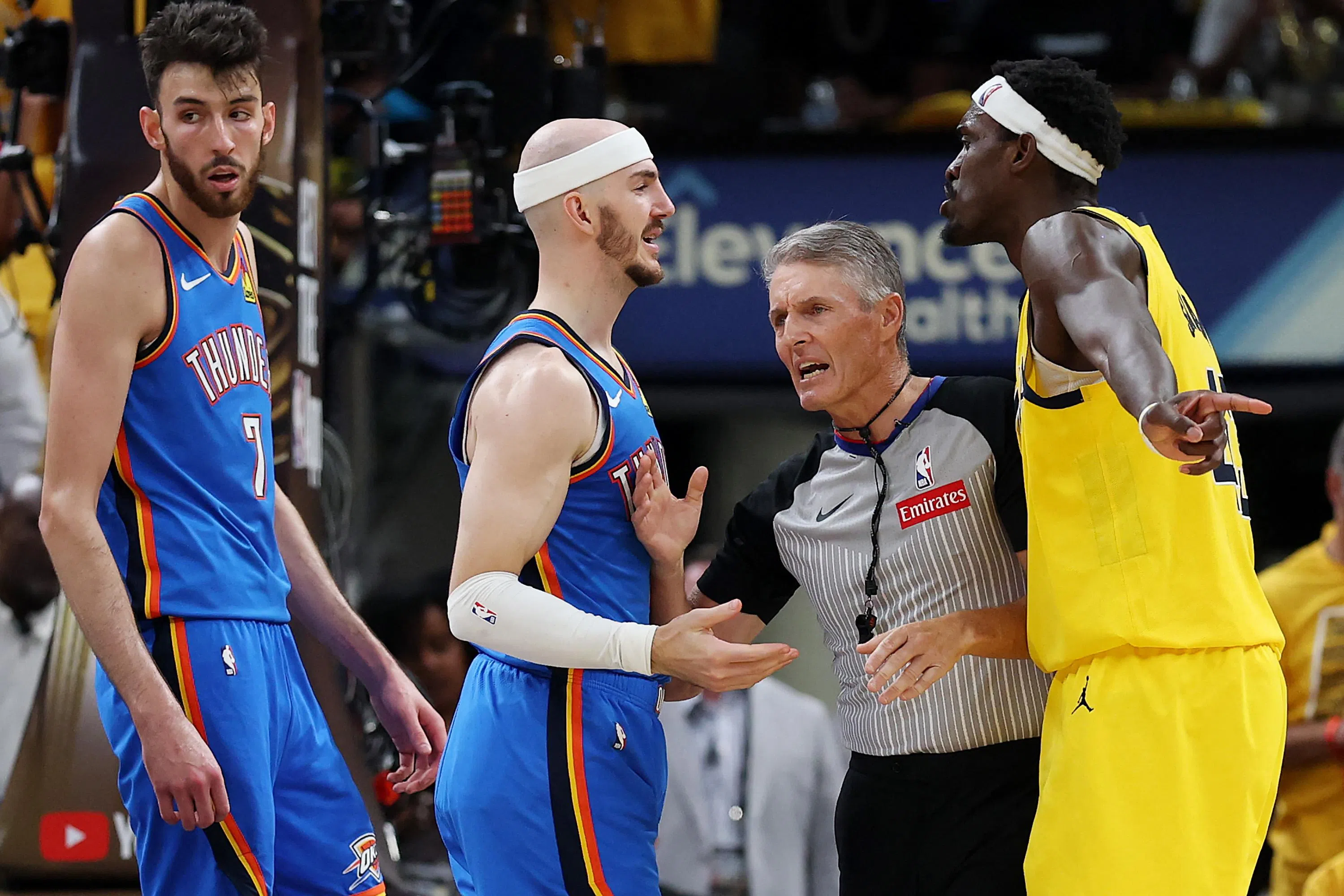 福斯特（右二）是第四场总决赛的裁判，他本场的判罚引发争议。（法新社）