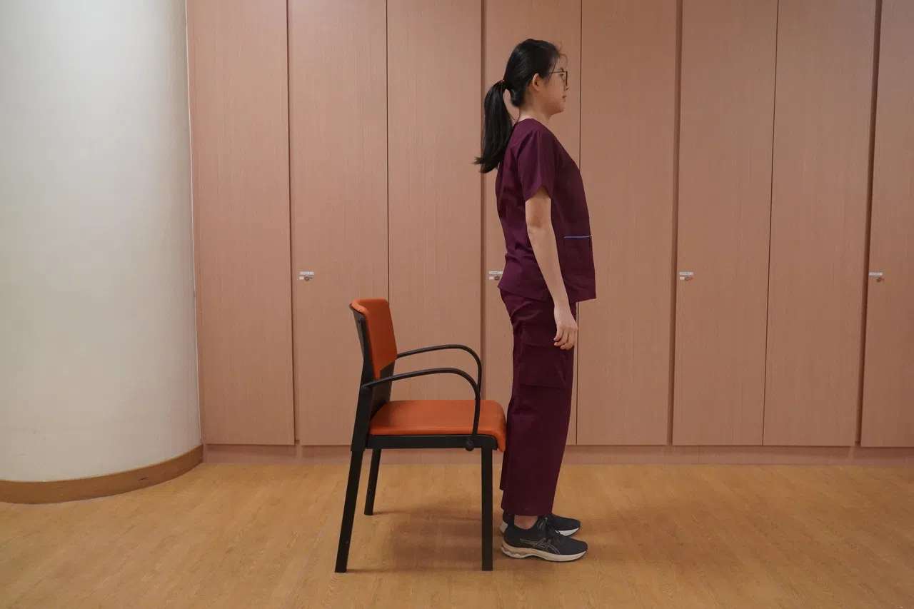 支撑自己站起来。（裕廊社区医院提供）