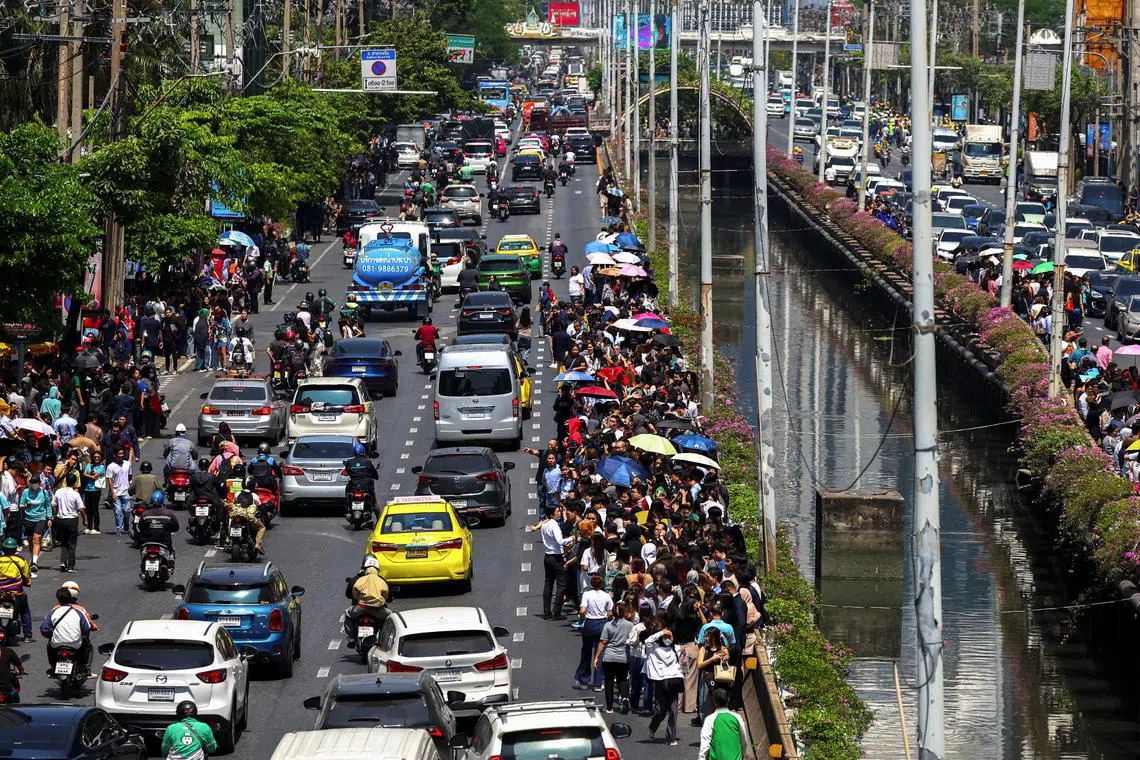 曼谷被缅甸发生的强震波及，数百人在余震中逃到街上，车辆们也停在马路上。（路透社）