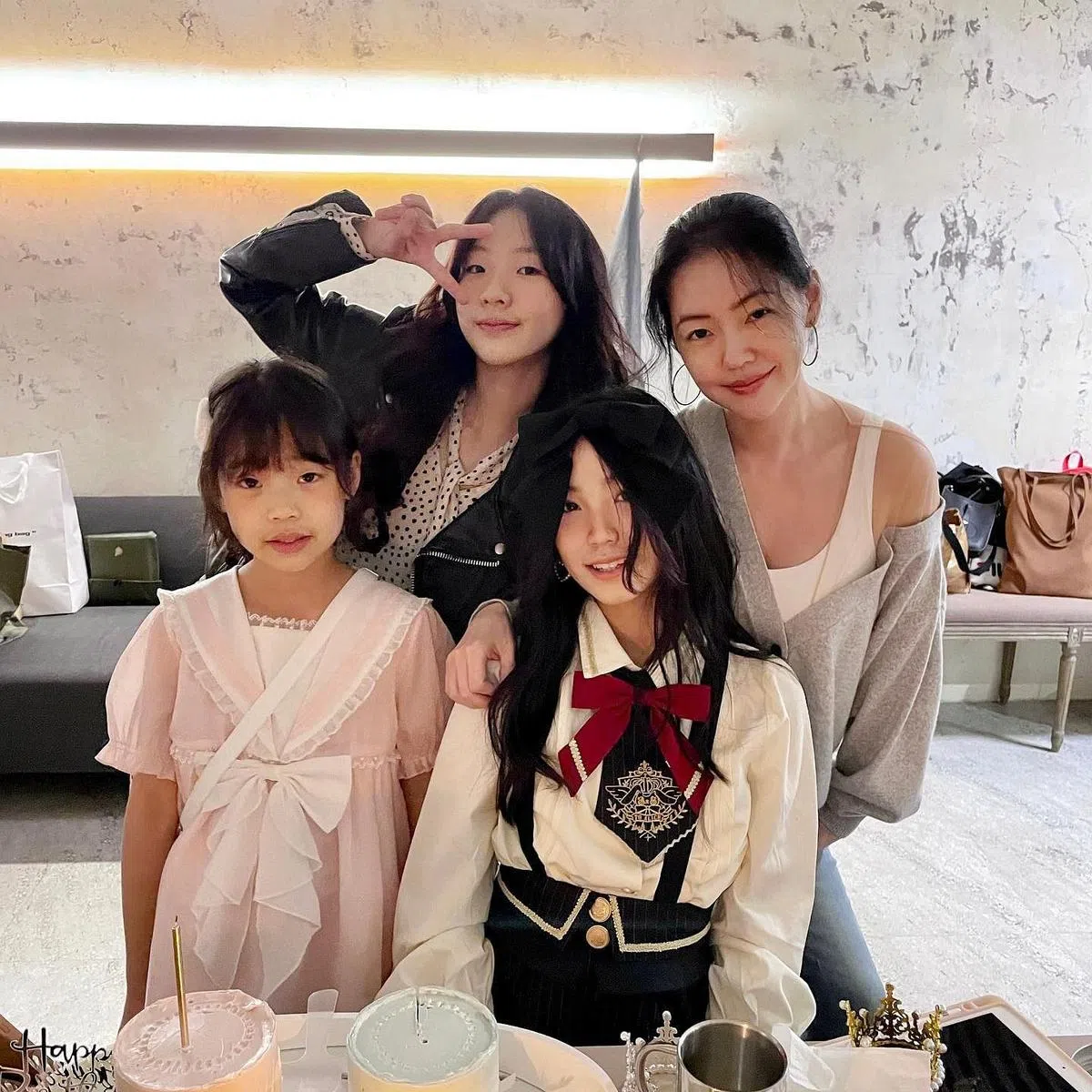 小S（右上顺时针）的三个女儿Lily，“许老三”和Elly颜值都很高。（图/IG） 