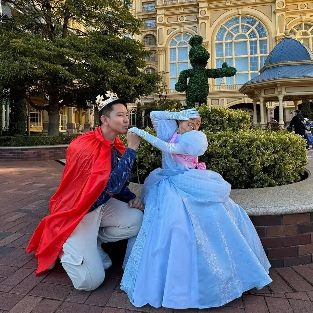 立威廉也因为Harper喜欢灰姑娘，行程里安排了迪士尼，为此他还戴上王冠化身威廉王子。（取自立威廉IG）