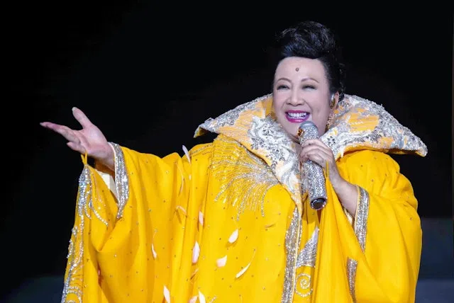薛家燕在颁奖礼上所穿的华丽服饰被媒体戏称为“登基服”。（取自艺人Instagram）