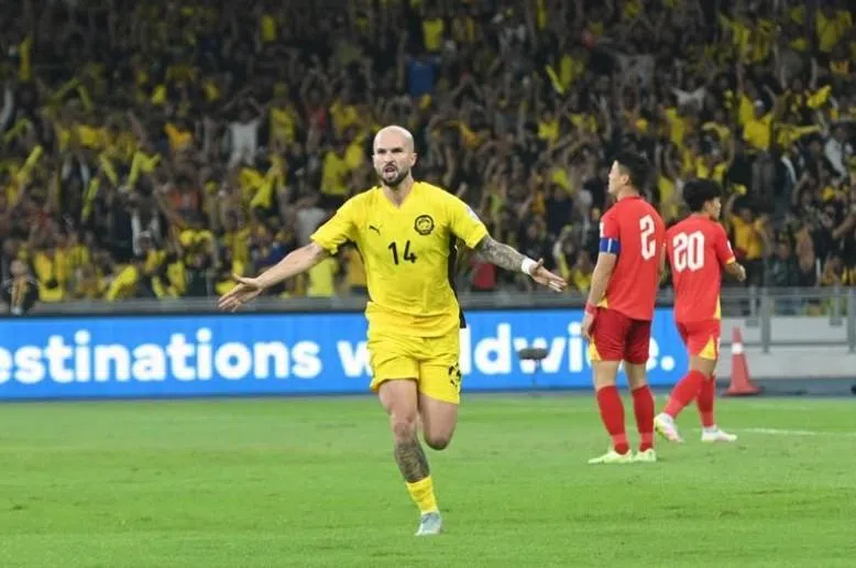 在6月对阵越南的亚洲杯外围赛中，马来西亚巴西裔归化前锋菲格雷多（黄衣）攻入一球，帮助球队以4比0大胜对手。（取自亚足联官网）