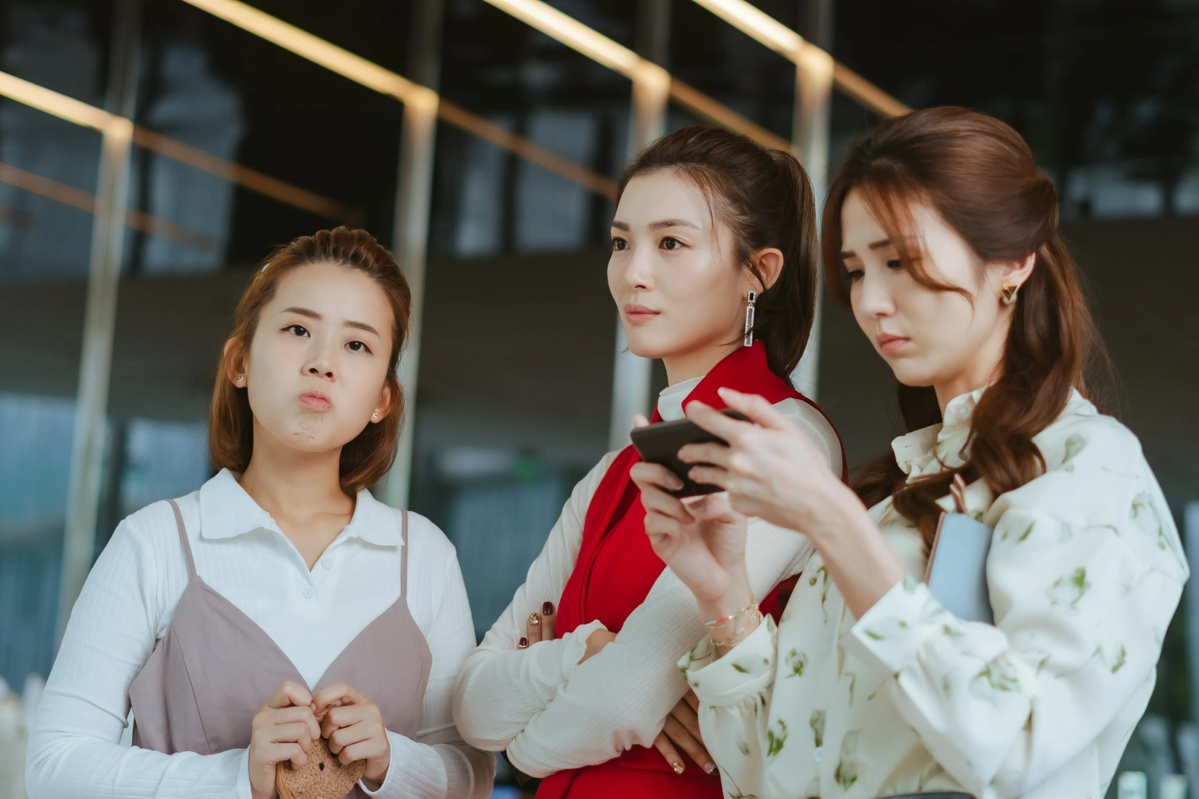 本地演员胡煜诗（左起）和周智慧，与台湾演员潘映竹在剧中是好友。（新传媒提供）