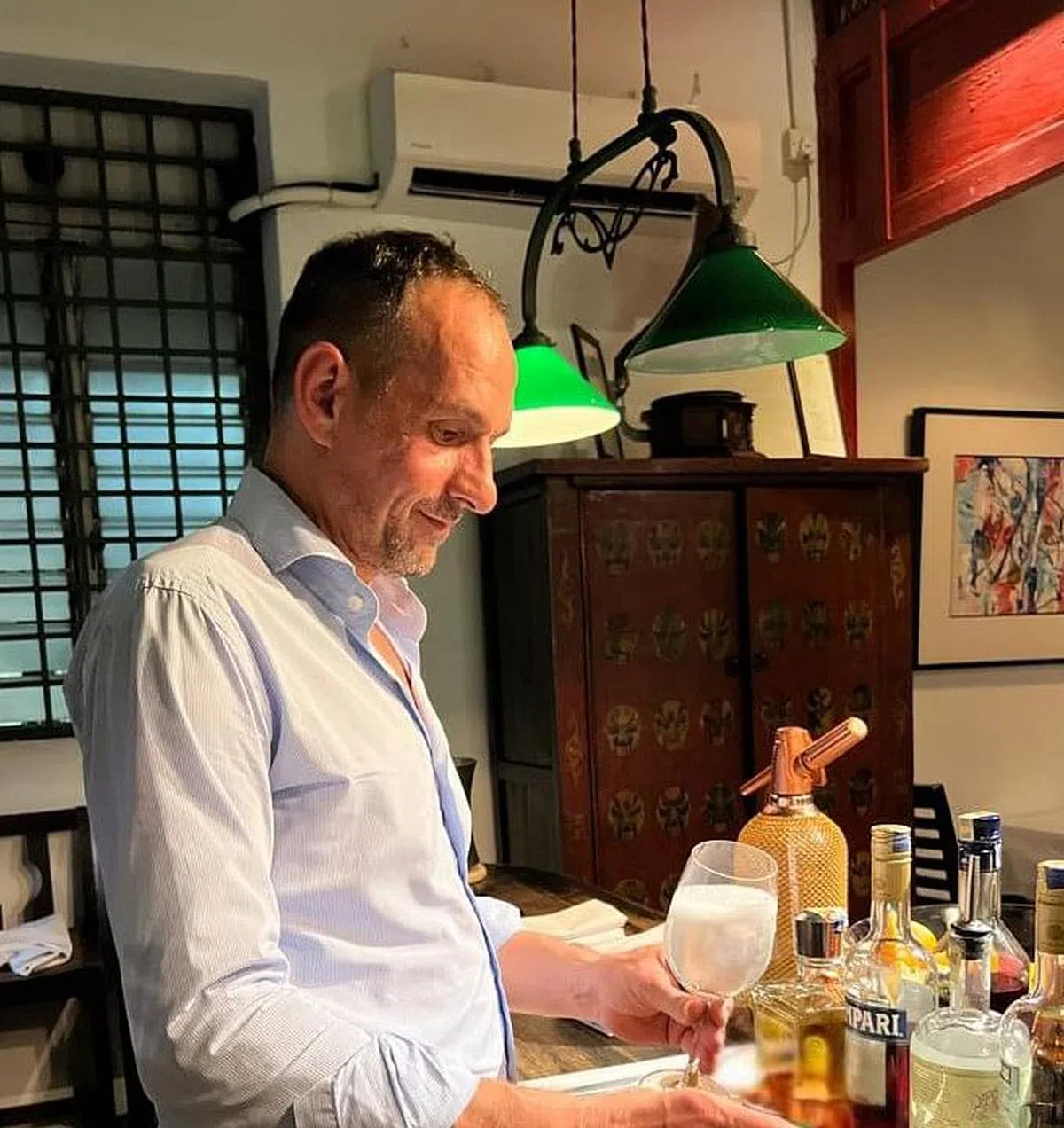 奥地利菜小酒馆Christoph's的老板Christoph对酒很有研究，也擅长调酒。（陈爱薇／图）