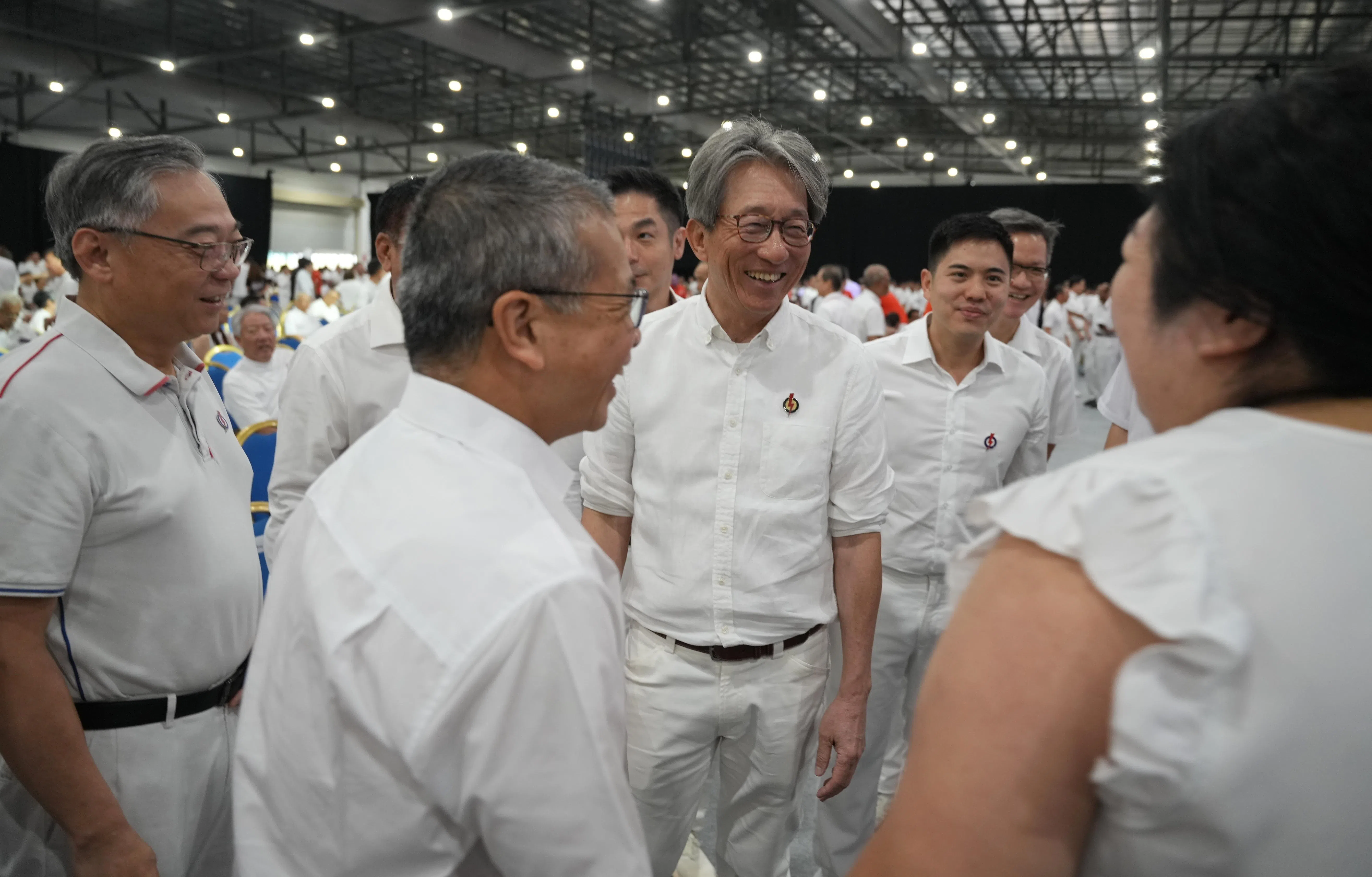 林瑞生（中）说：“希望行动党会一代接一代、永远亲新加坡，永远是一个大我之党。”（谢智扬摄）