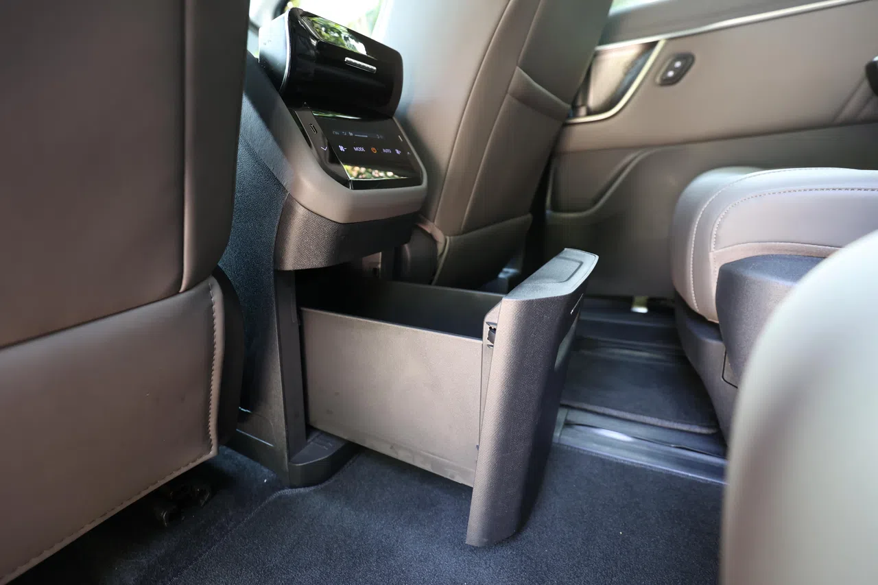 中排有一个小抽屉，上方为冷气调控装置。（何家俊摄）