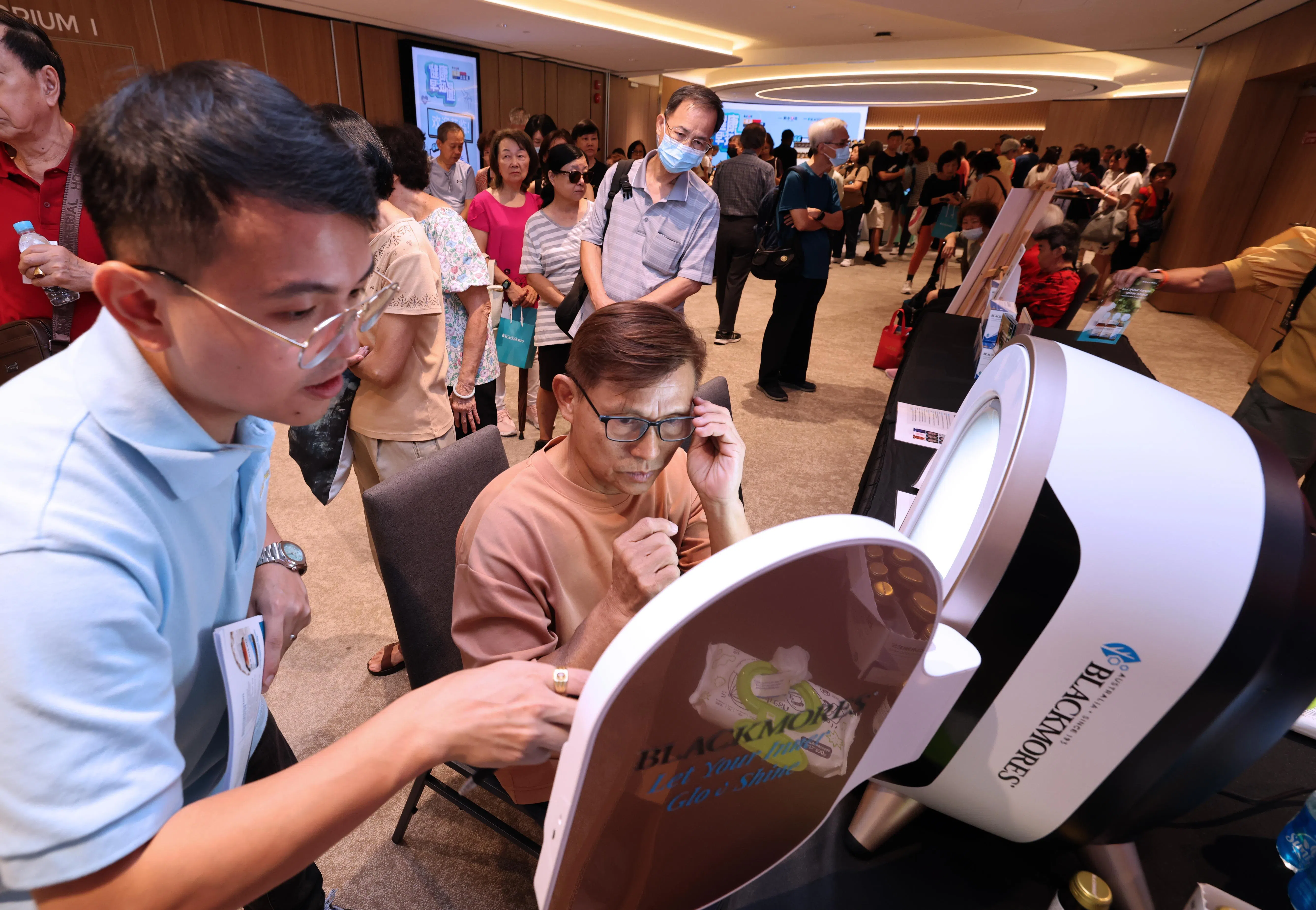 讲座开始前，观众在报业中心礼堂外参与免费皮肤测试。（梁麒麟摄）