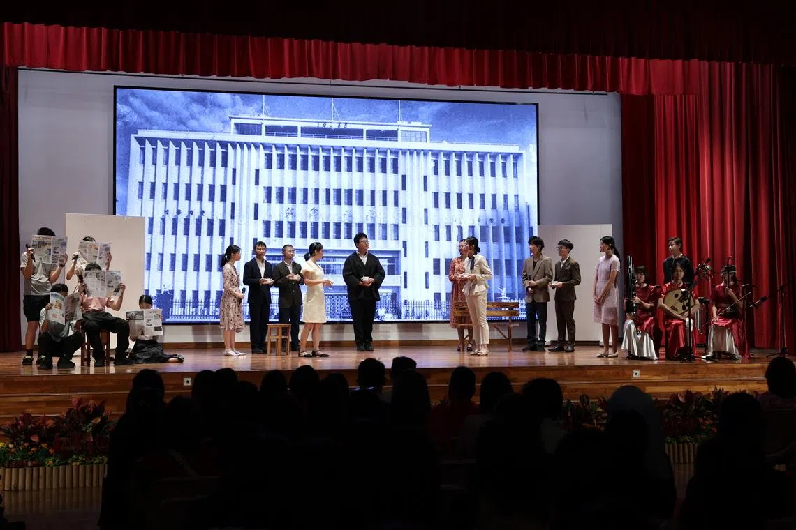 华文戏剧学会成员在舞台上呈献音乐剧《栉风沐雨，你我同行》，表演自然生动。（南侨中学学生王腾贤摄）