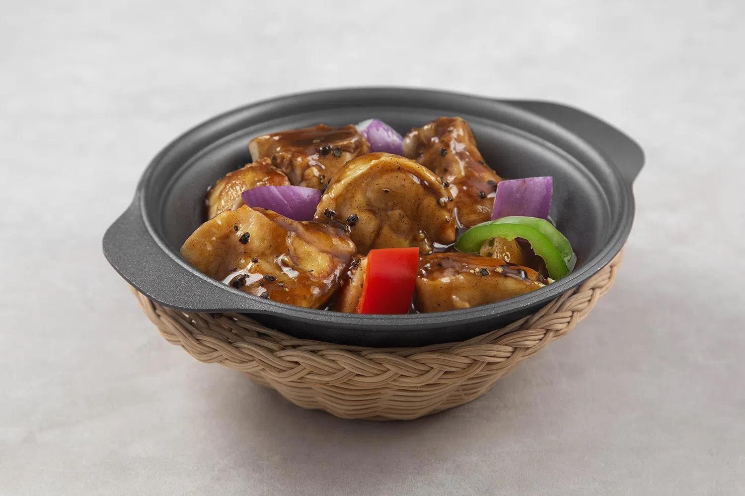 砂煲黑胡椒鸡肉使用自制黑胡椒酱烹制。（餐馆提供）