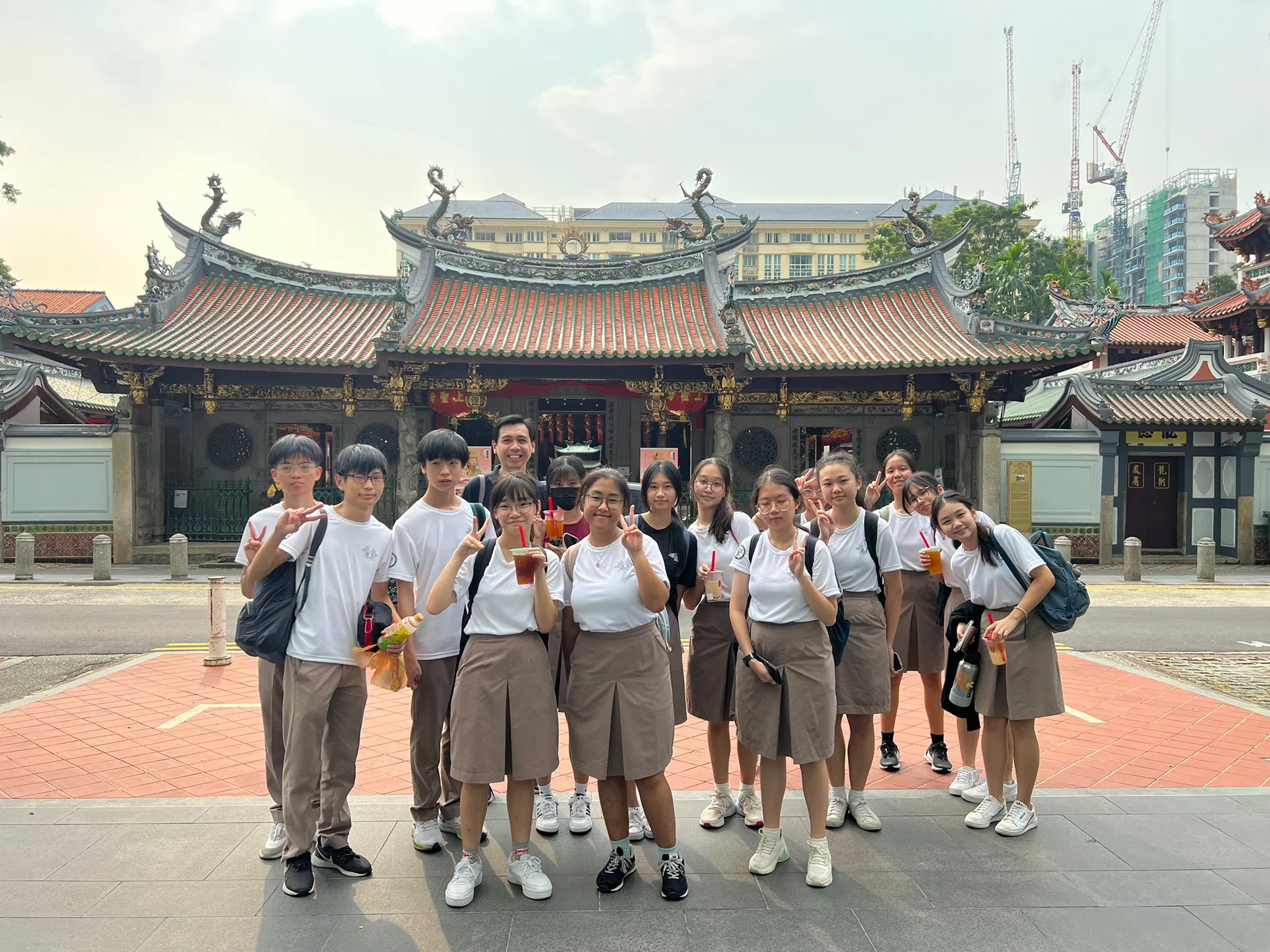 师生参观蕴含着丰富文化传统的天福宫，天福宫是本地最早的华族庙宇之一。（淡滨尼美廉初级学院提供）