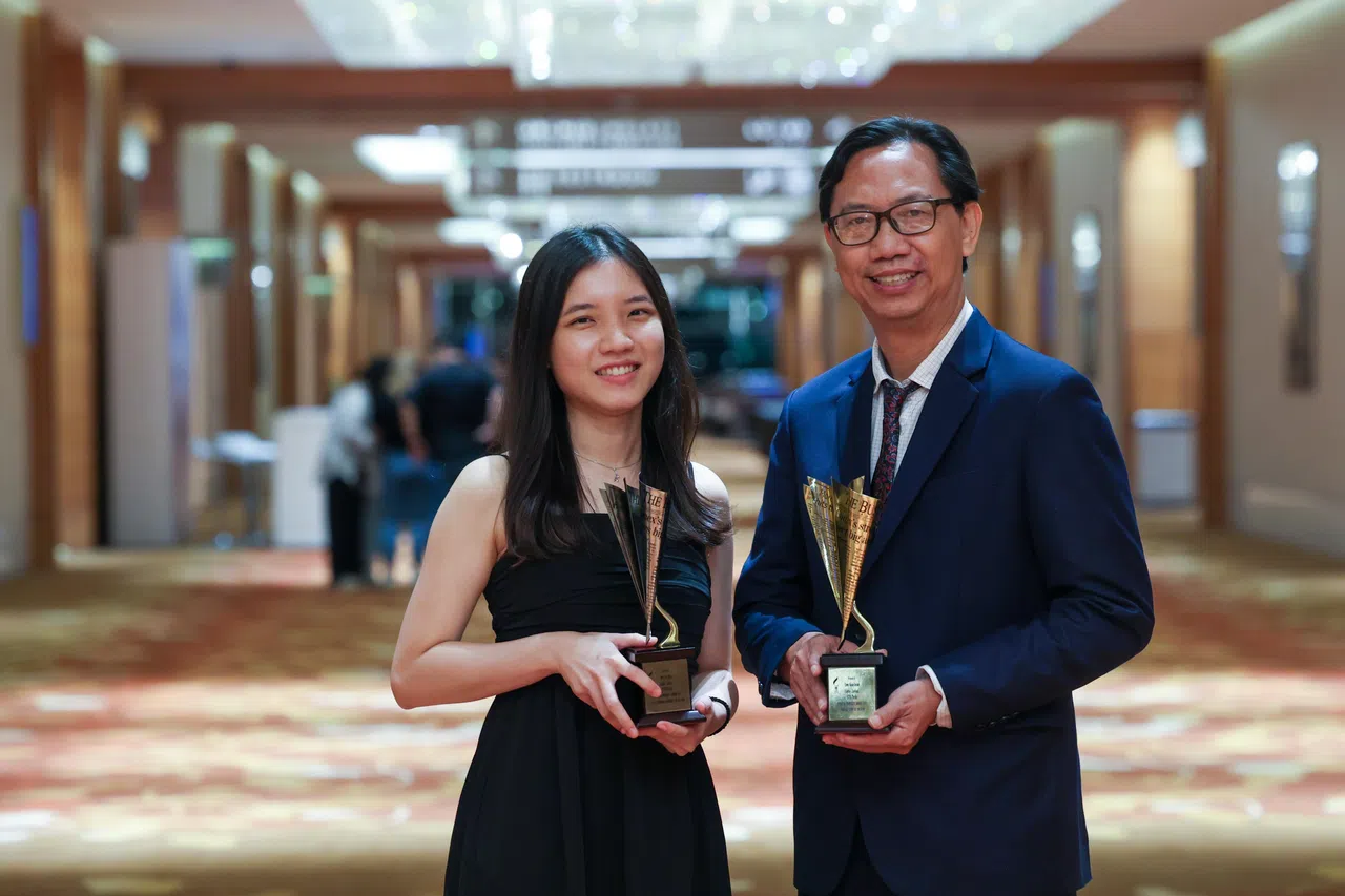 《联合早报》财经新闻副主任周文龙（右）与财经新闻记者黄琇惠。（蔡家增摄）