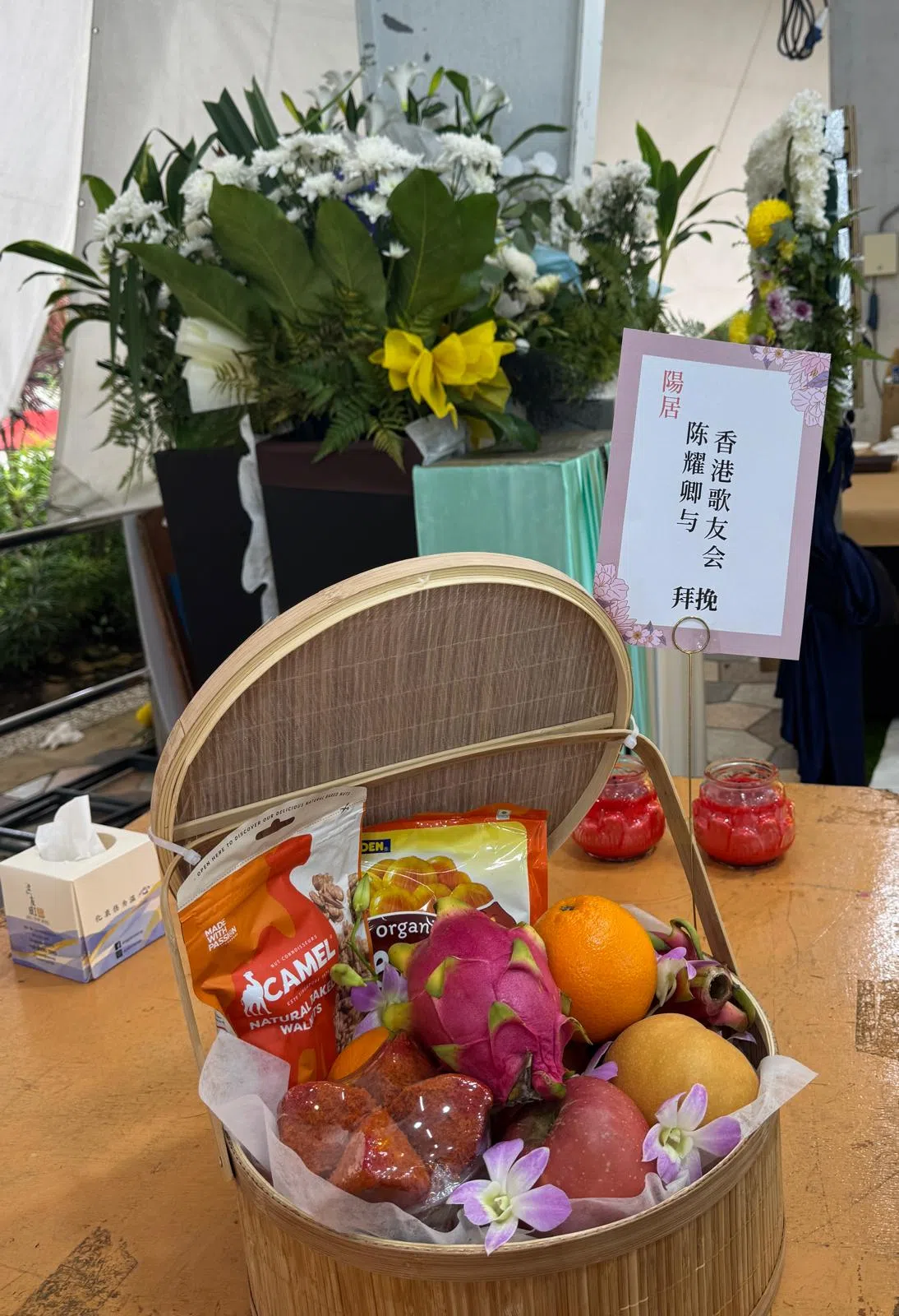 年过七旬的陈耀卿代表香港歌友会前来悼念。（蔡欣盈摄）