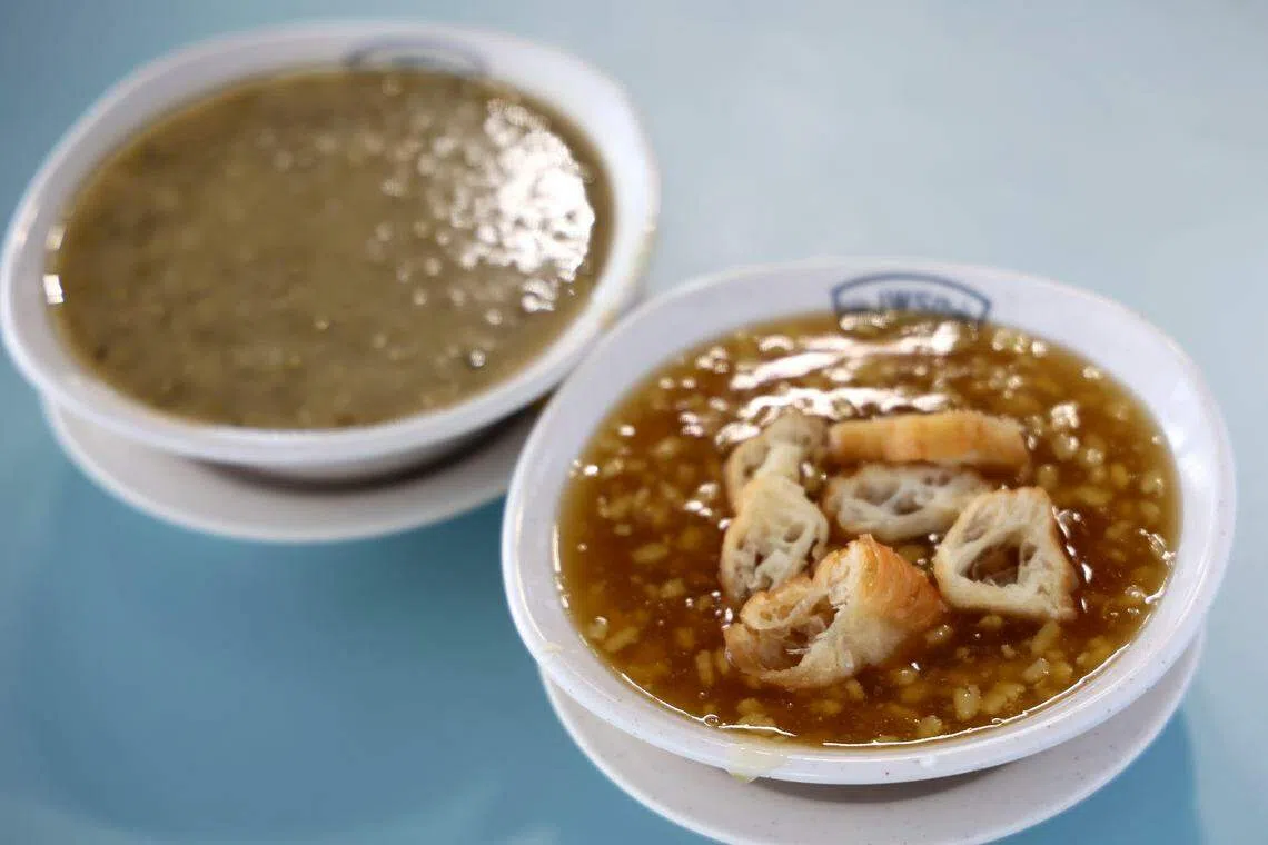 甜品屋的豆爽和绿豆汤，甜度适中。（龙国雄摄）