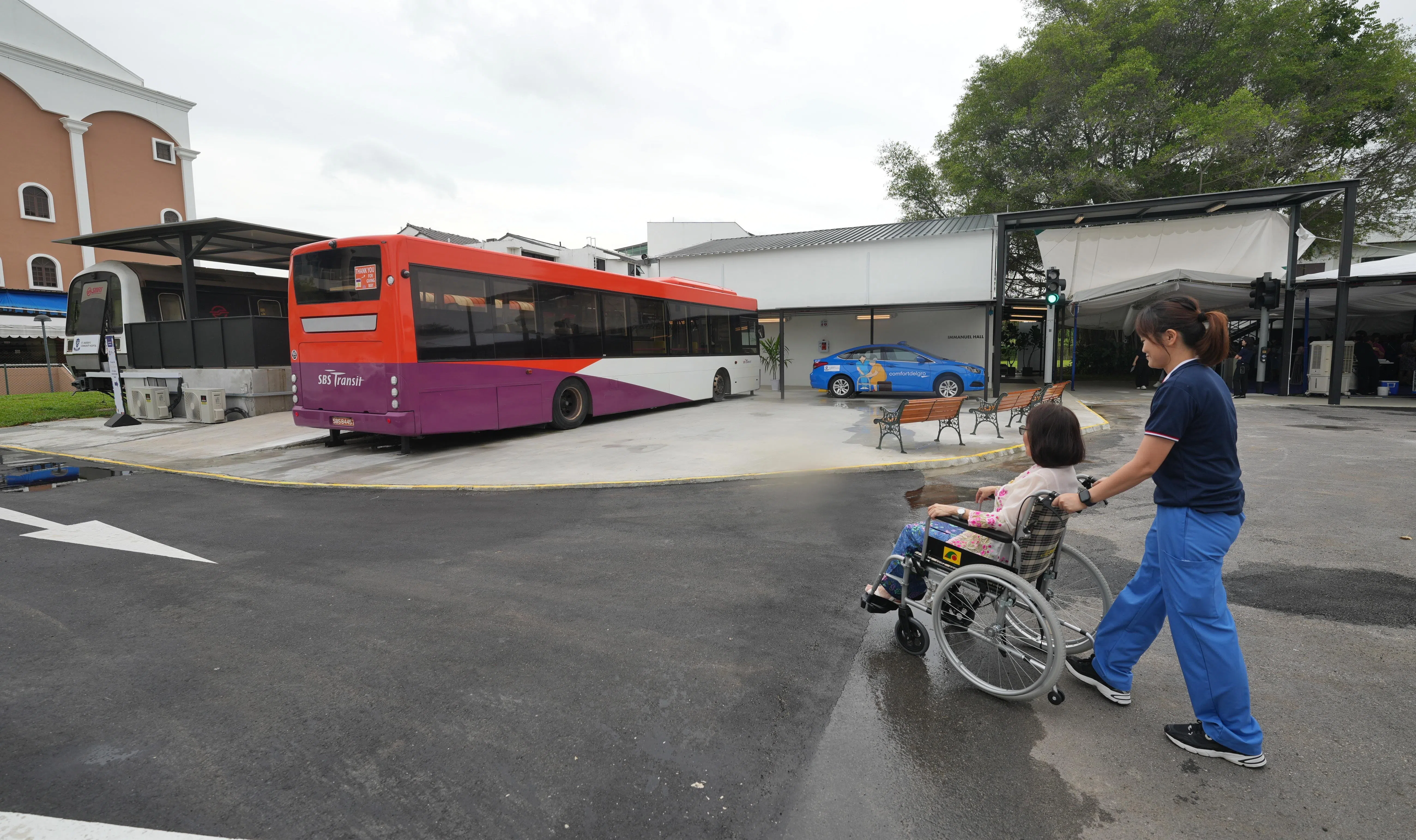 圣安德烈社区医院（勿洛）的后方停放着地铁车厢、巴士和德士，病人可在治疗师的陪同下，在这里练习上下车、操作行动辅助器具和过马路，逐渐建立独立外出的信心。（谢智扬摄）