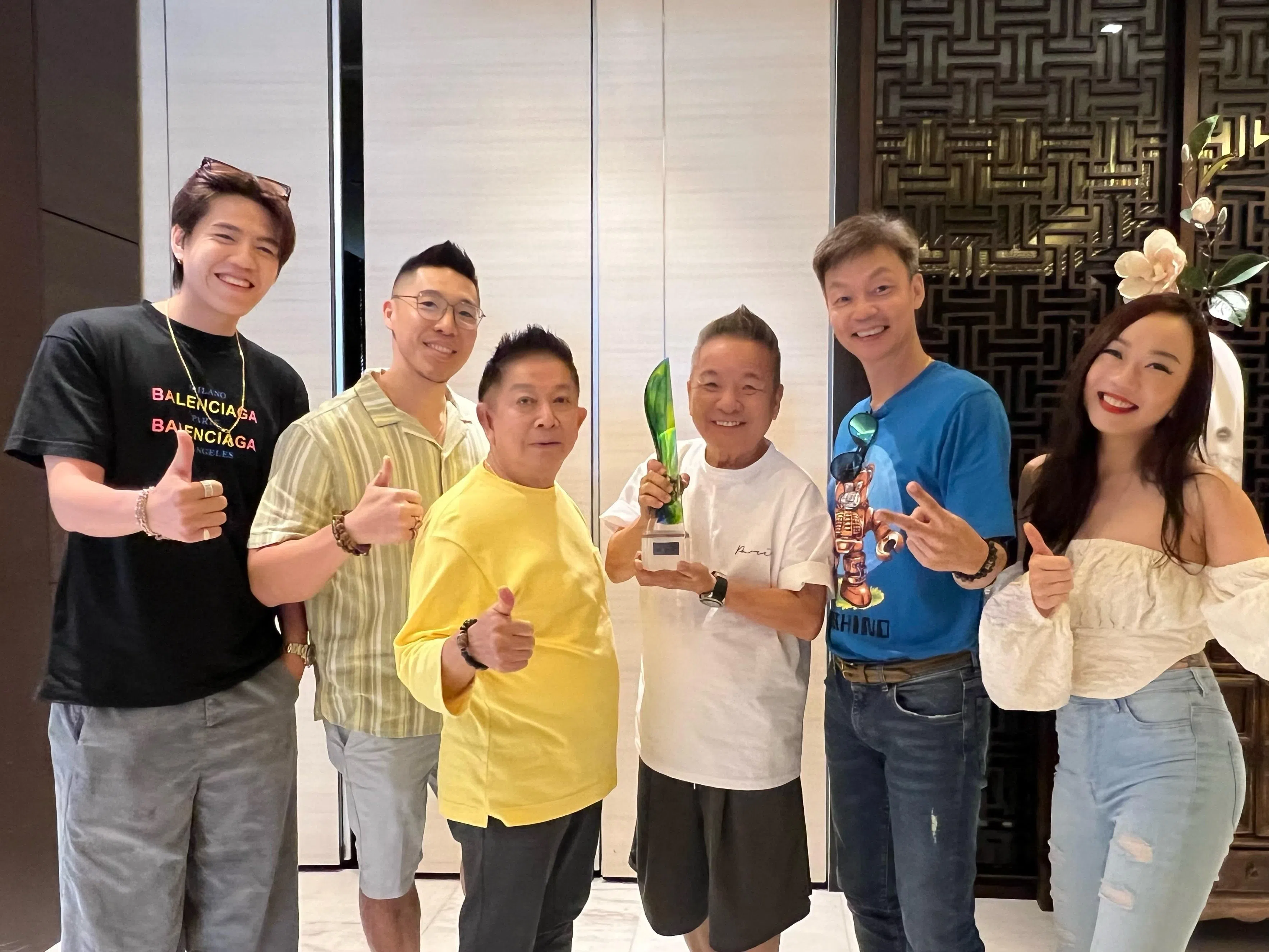 陈建彬（右三）与金刚媒体艺人包括李国煌（右二）在庆祝会后合影。（金刚媒体提供）