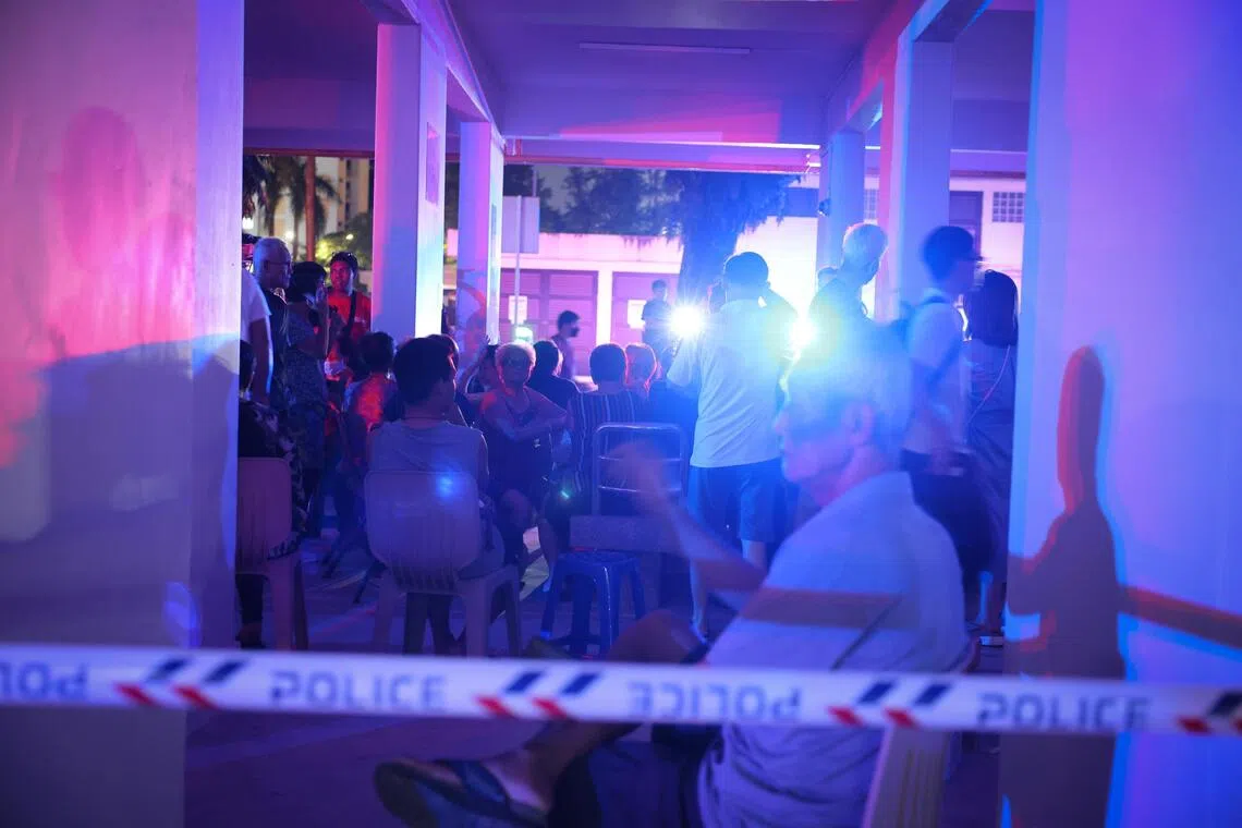 为了安全起见，警方和民防人员疏散约90名居民。（海峡时报）