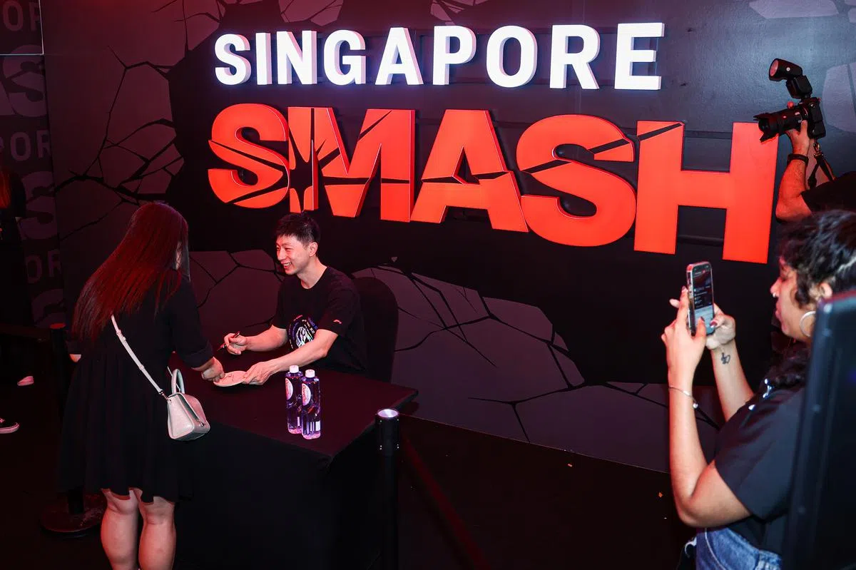 球迷说了什么？让马龙笑开怀。（李健玮摄）