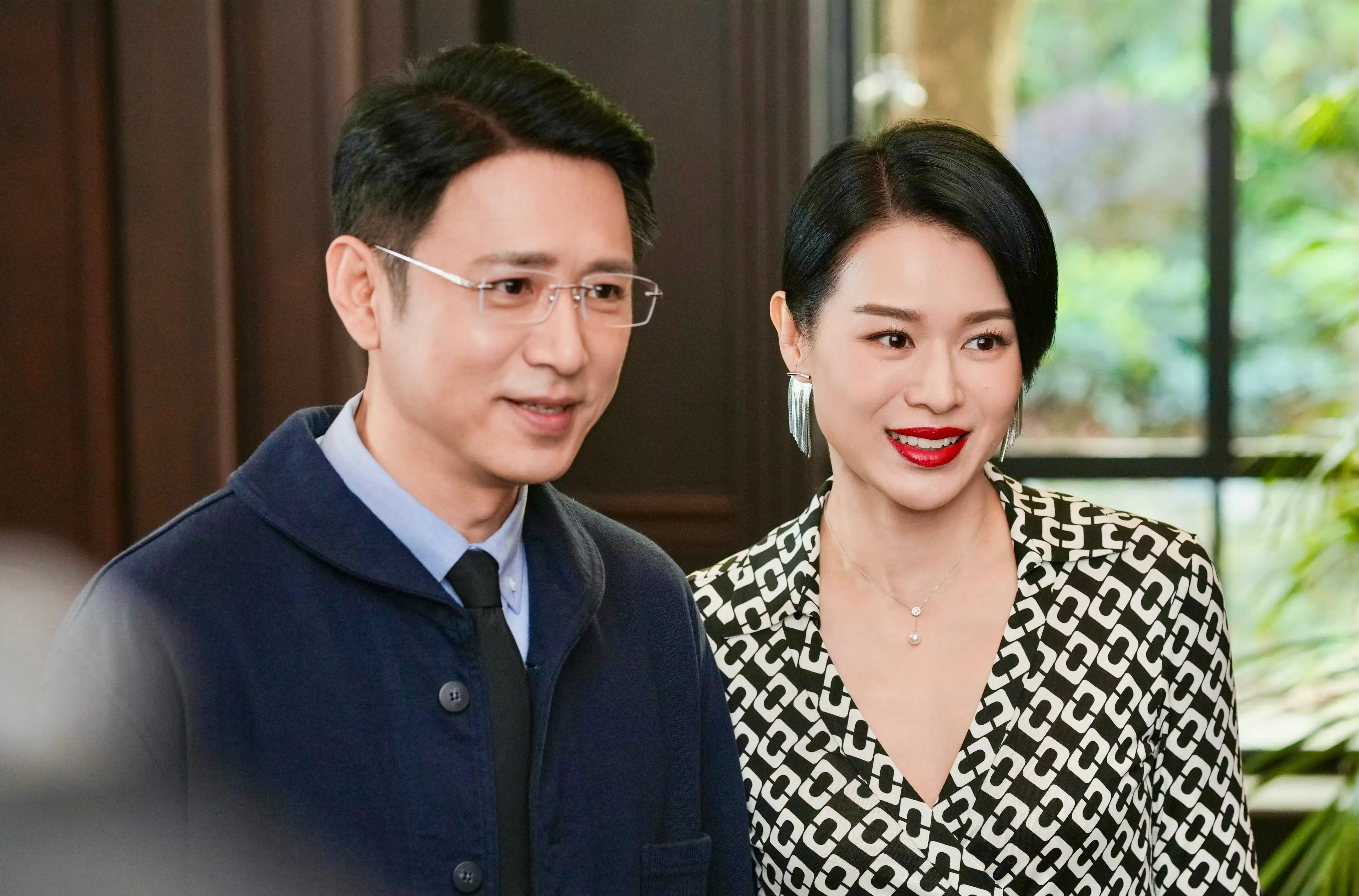 胡杏儿（右）饰演的邱丽苏，在《蛮好的人生》介入孙俪和高鑫（左）之间的婚姻。（取自剧集微博）